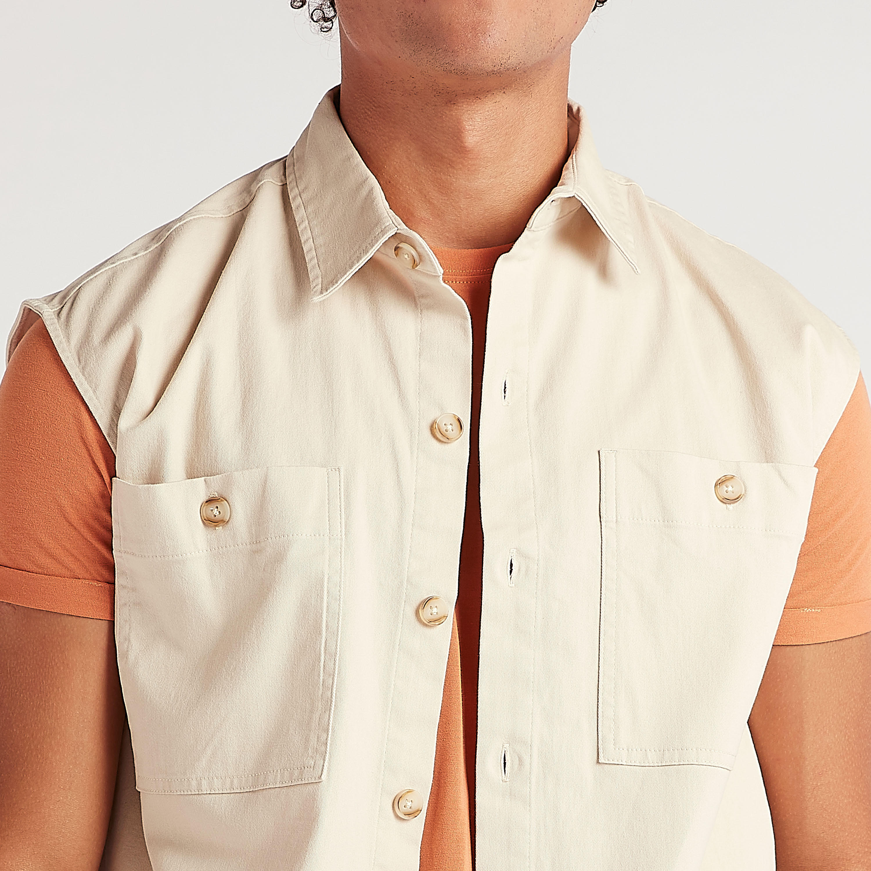 قميص دون أكمام بارز الملمس بجيوب على الصدر-men-clothing-shirts-image-2