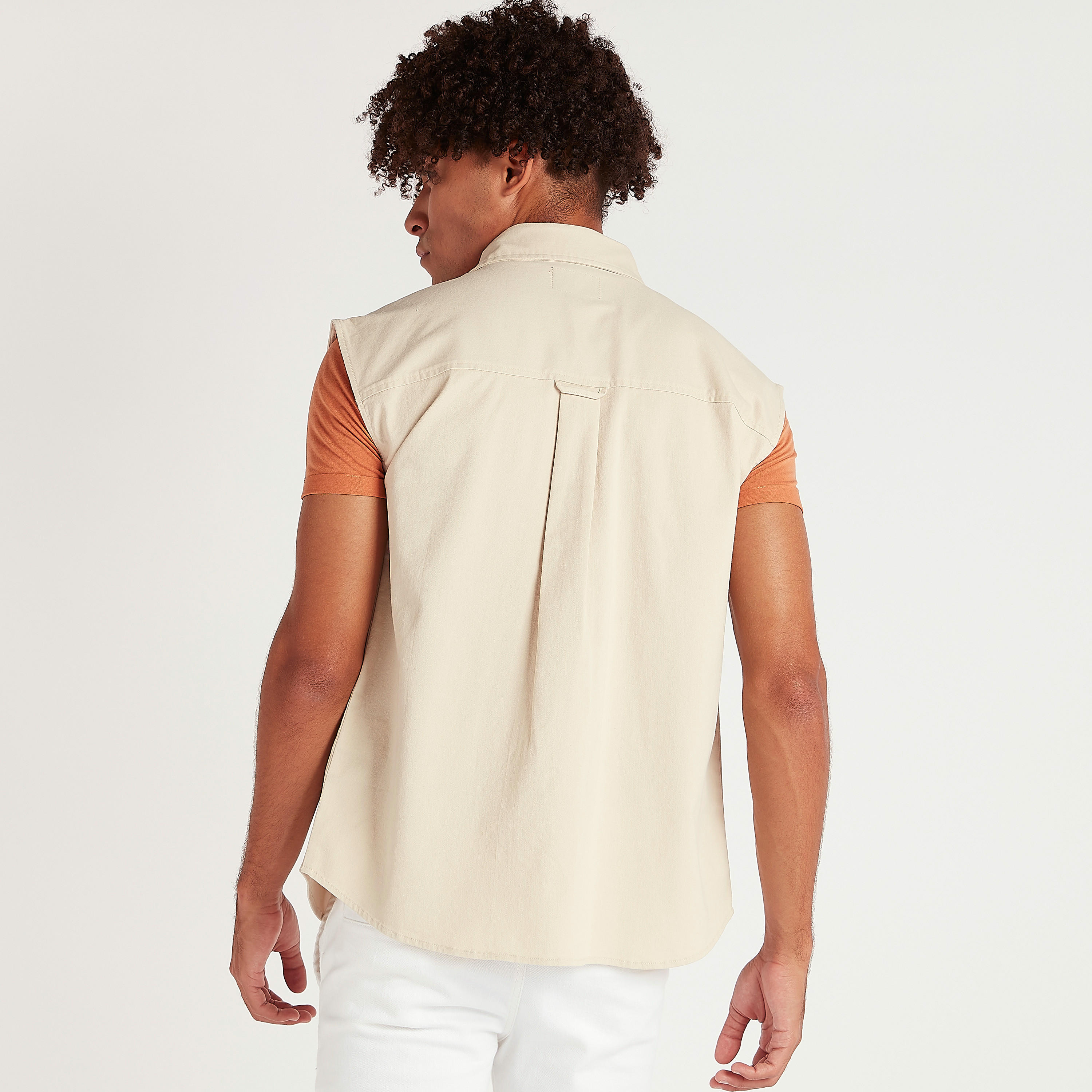 قميص دون أكمام بارز الملمس بجيوب على الصدر-men-clothing-shirts-image-1