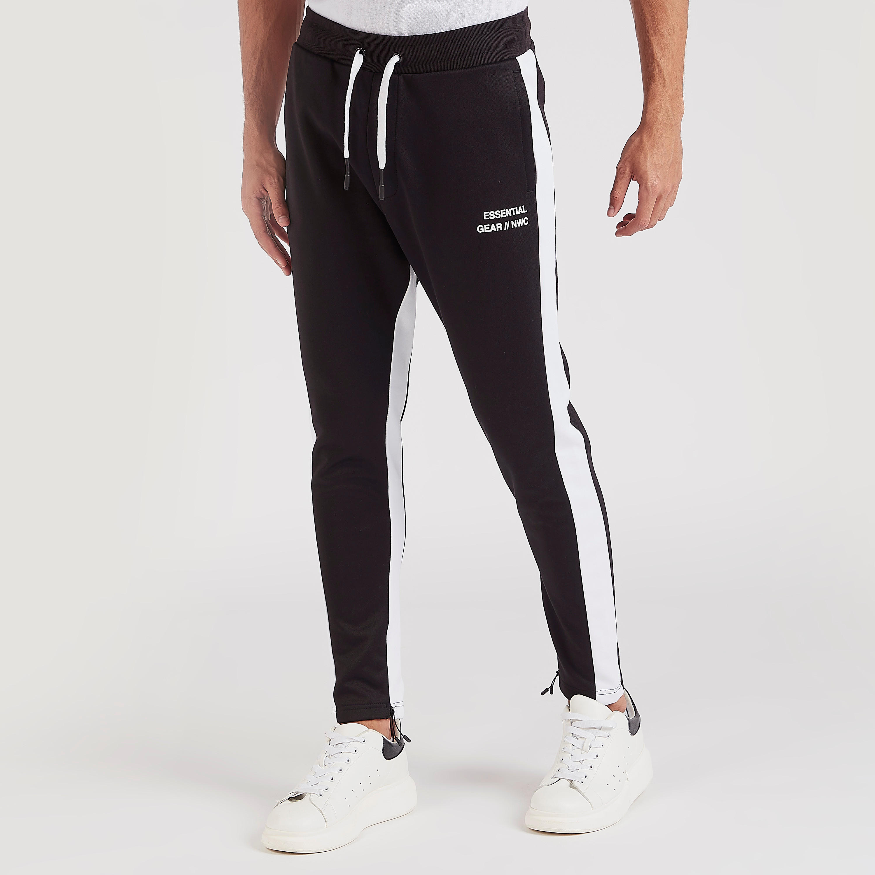 بنطلون رياضي بخصر متوسط الارتفاع وجيوب ورباط إغلاق وطبعات-men-clothing-bottoms-joggers-image-1