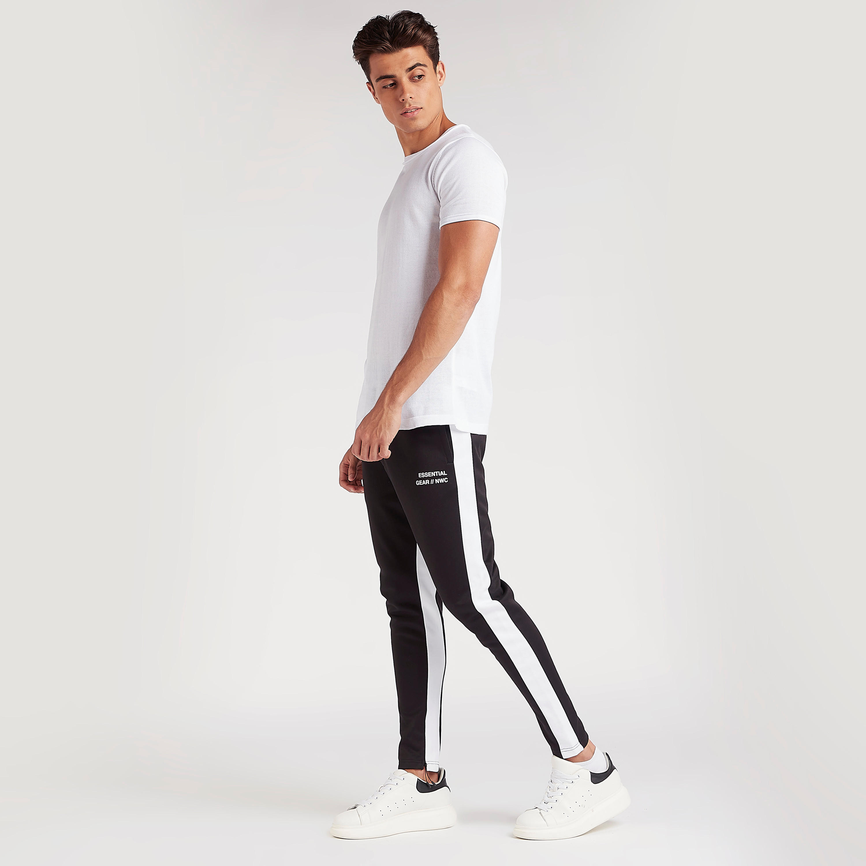 بنطلون رياضي بخصر متوسط الارتفاع وجيوب ورباط إغلاق وطبعات-men-clothing-bottoms-joggers-image-2