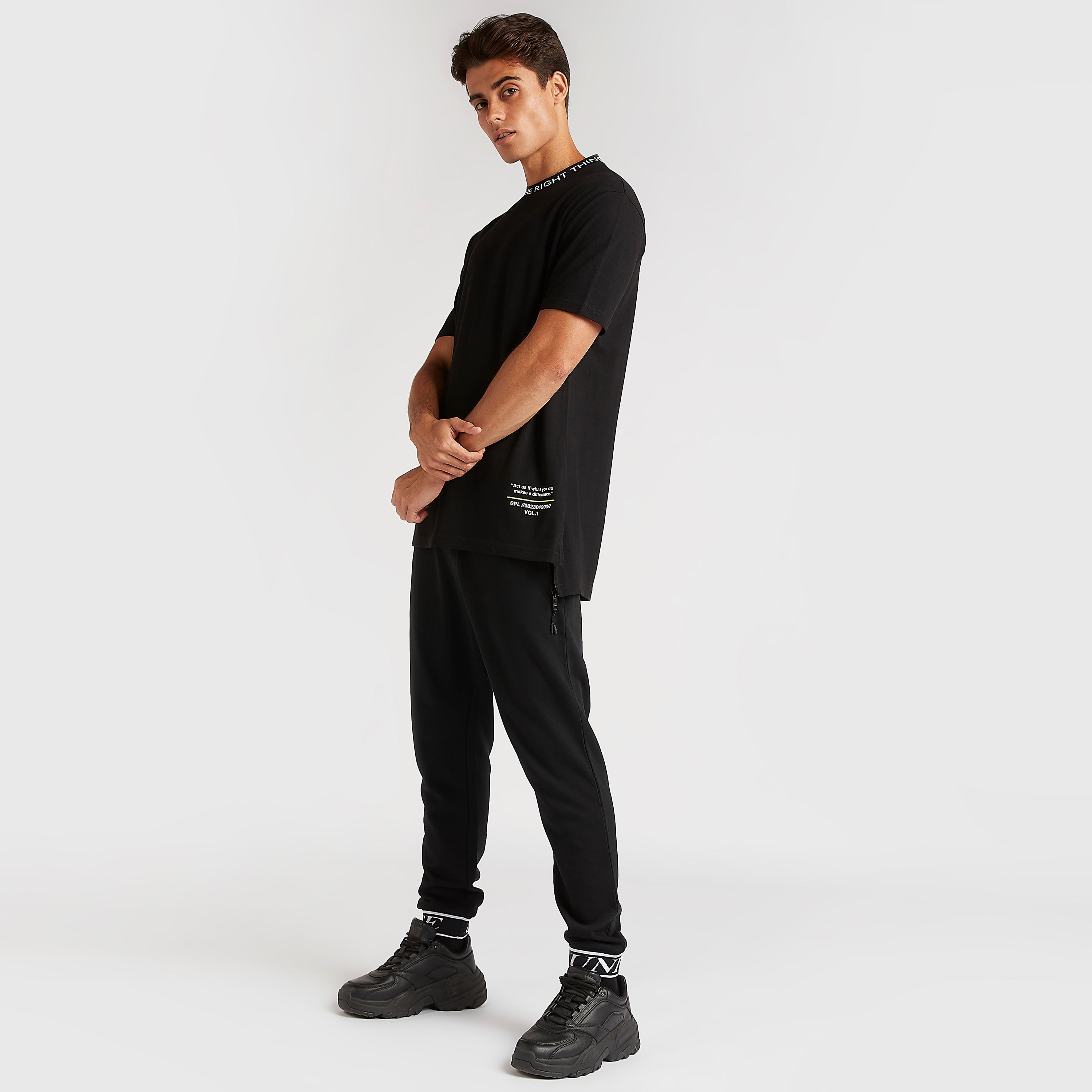 تيشيرت بياقة ضيّقة وأكمام قصيرة وطبعات-men-clothing-tshirtsandpolos-tshirts-image-2