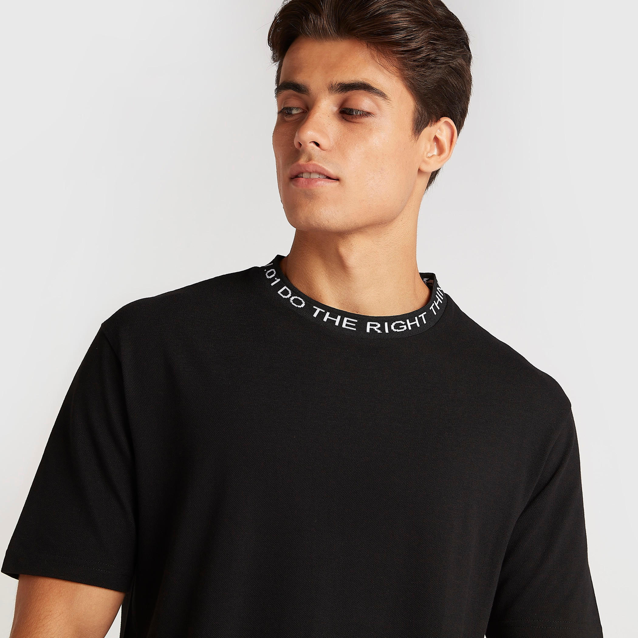 تيشيرت بياقة ضيّقة وأكمام قصيرة وطبعات-men-clothing-tshirtsandpolos-tshirts-image-3