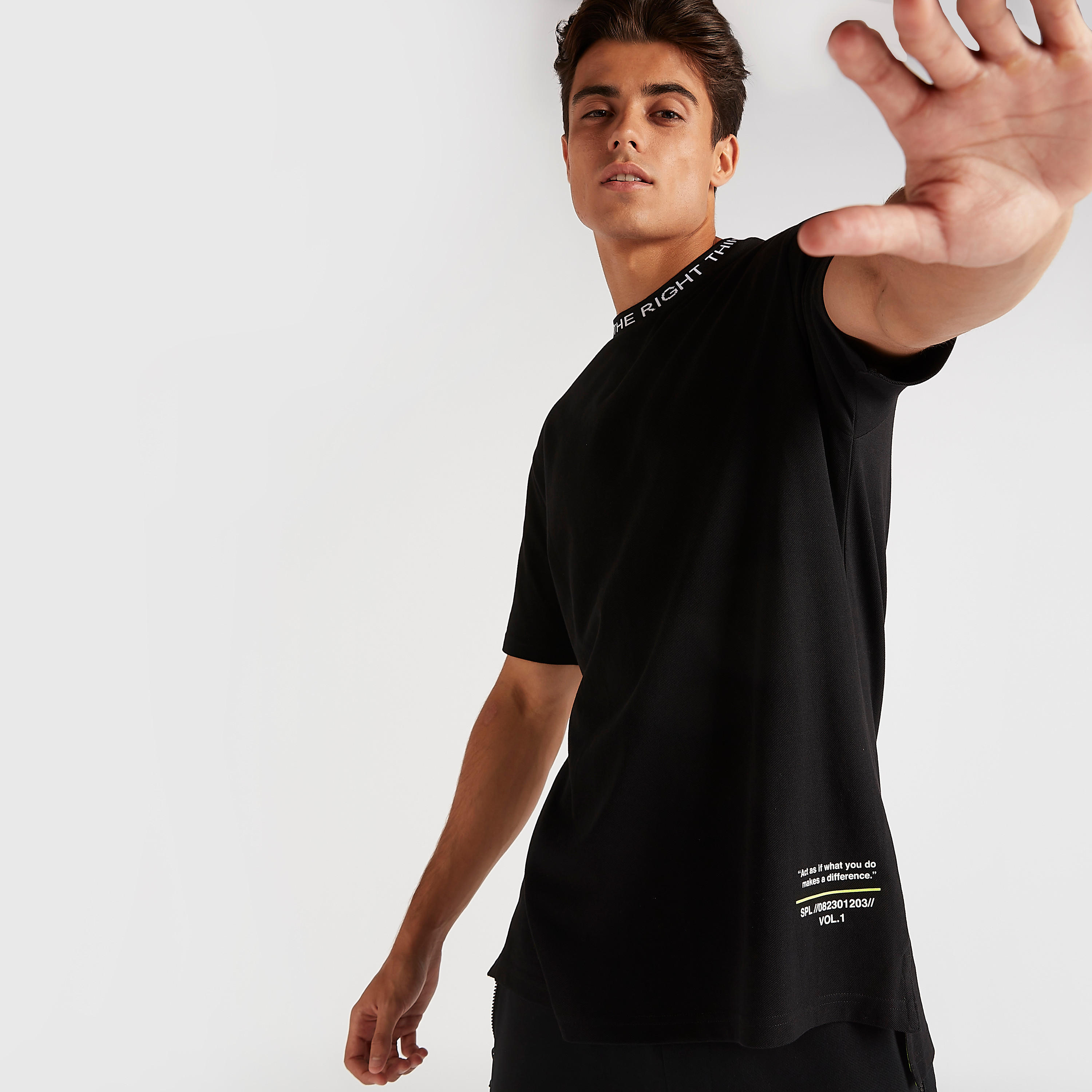 تيشيرت بياقة ضيّقة وأكمام قصيرة وطبعات-men-clothing-tshirtsandpolos-tshirts-image-4