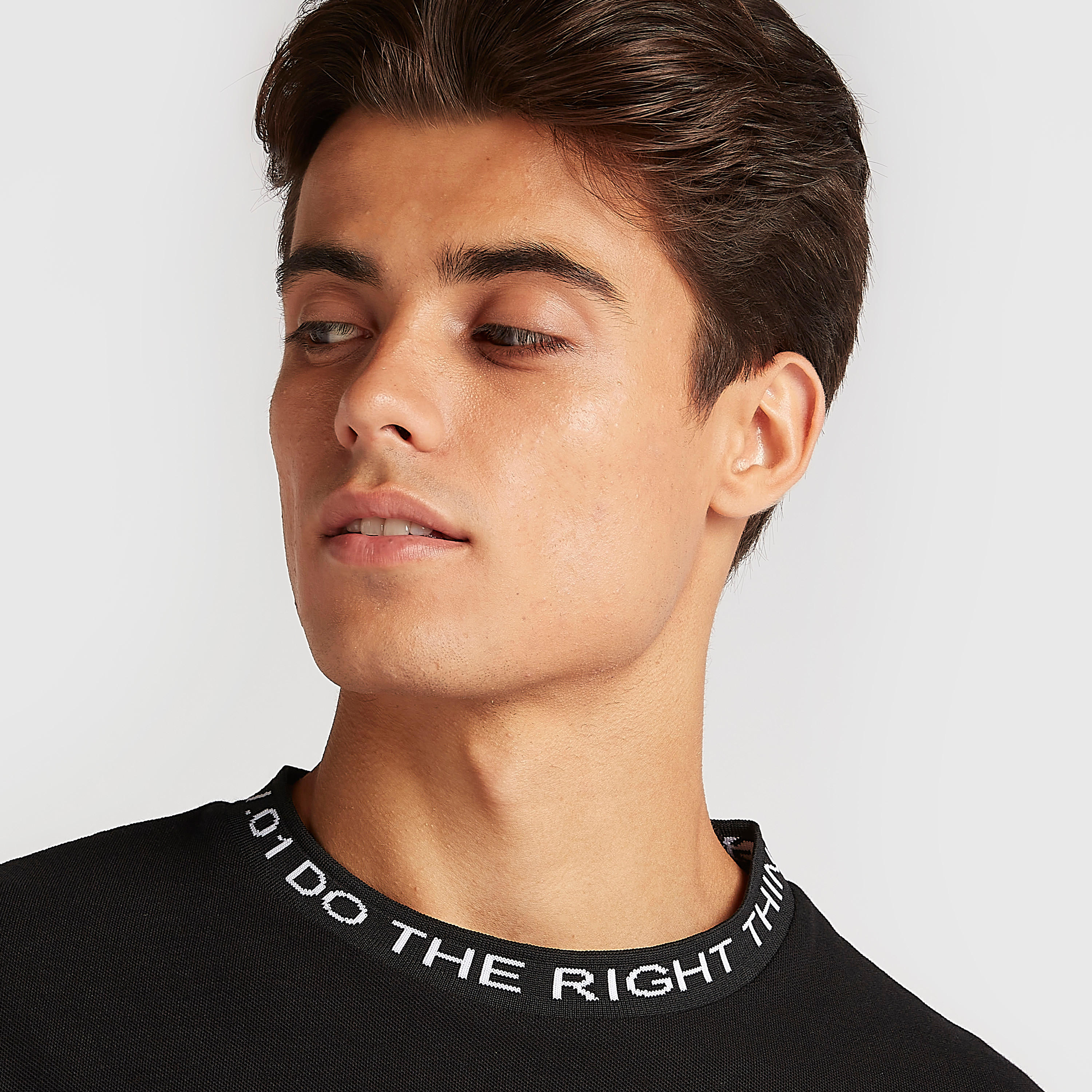 تيشيرت بياقة ضيّقة وأكمام قصيرة وطبعات-men-clothing-tshirtsandpolos-tshirts-image-7