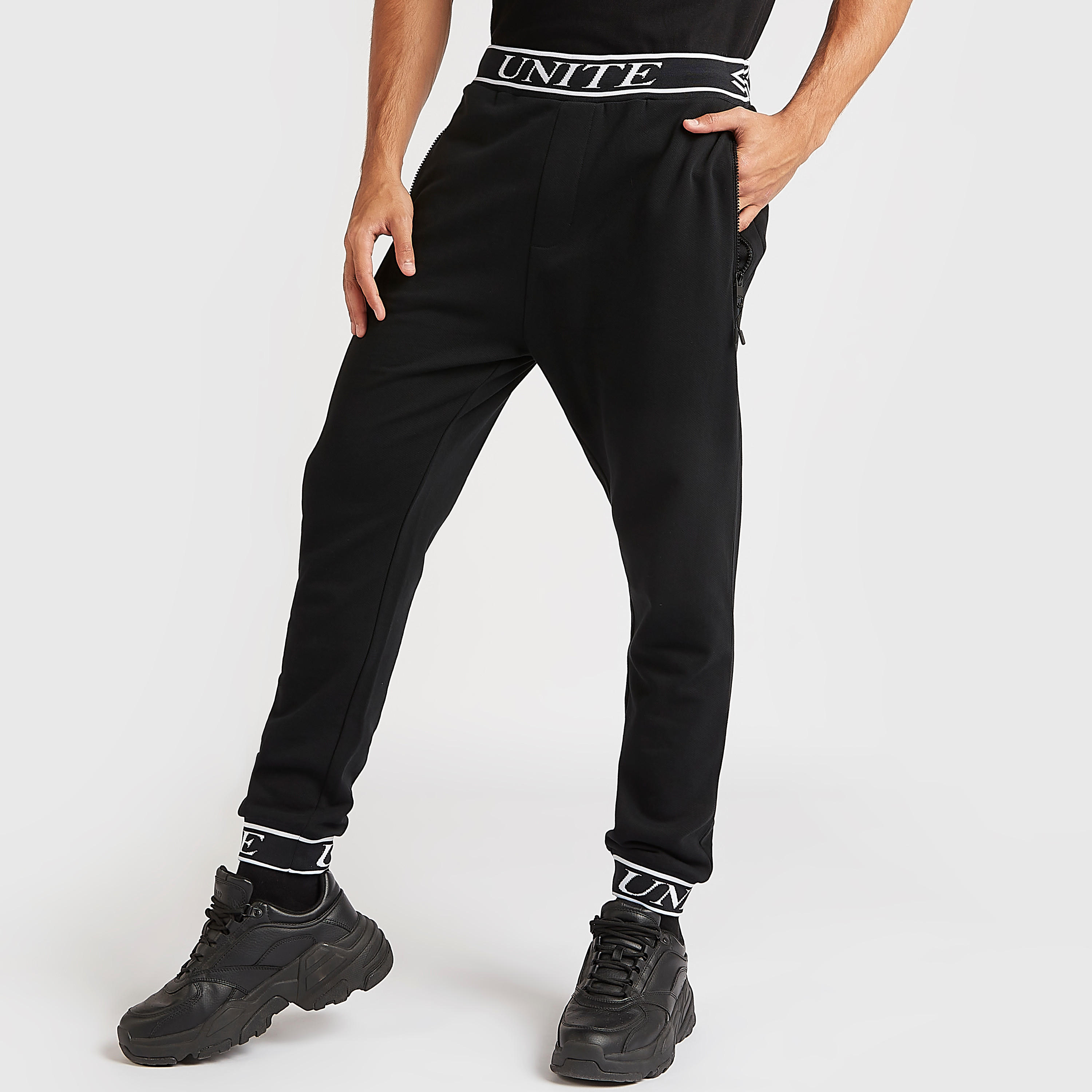 بنطلون رياضي بخصر مطّاطي متوسّط الارتفاع وطبعات-men-clothing-bottoms-joggers-image-5