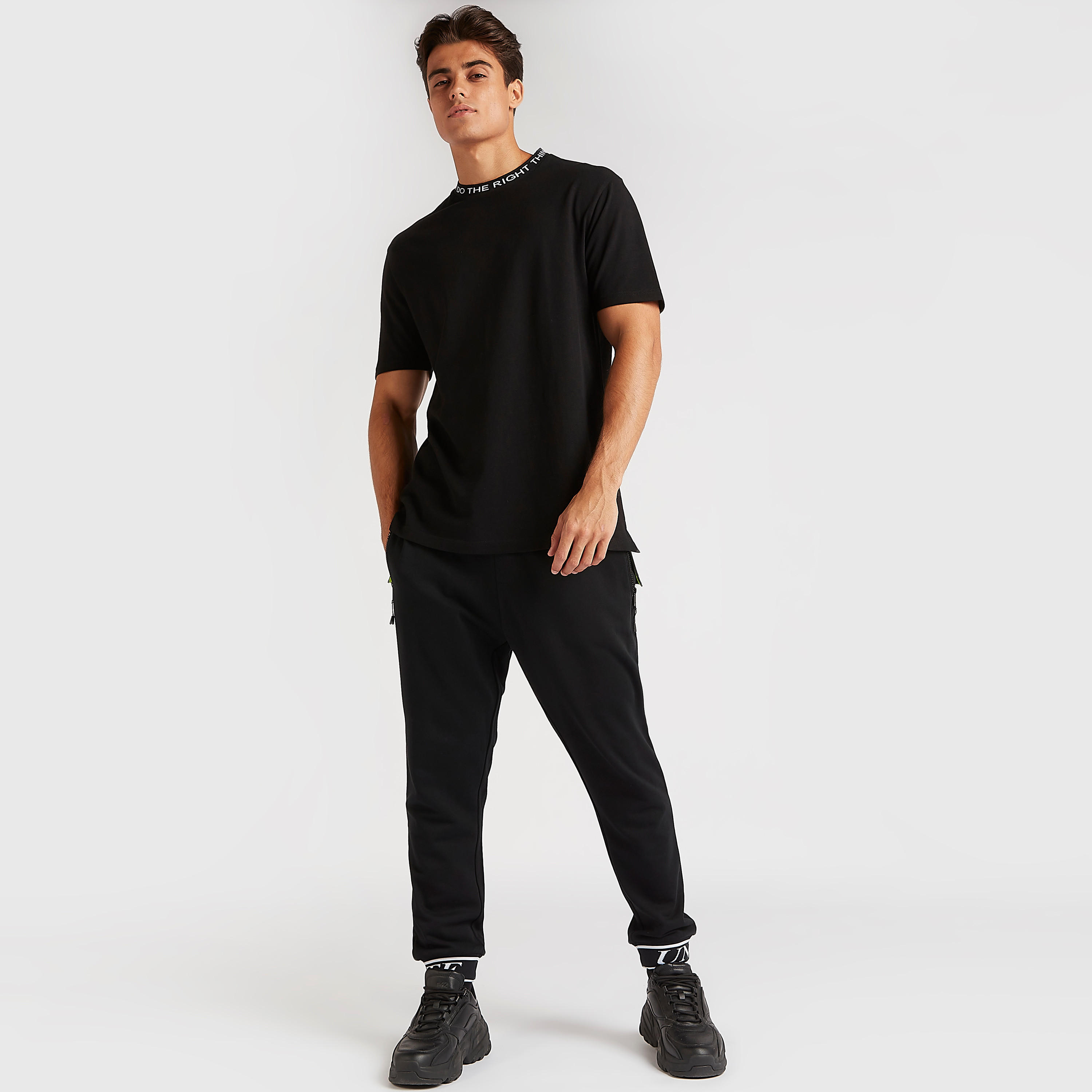 بنطلون رياضي بخصر مطّاطي متوسّط الارتفاع وطبعات-men-clothing-bottoms-joggers-image-4