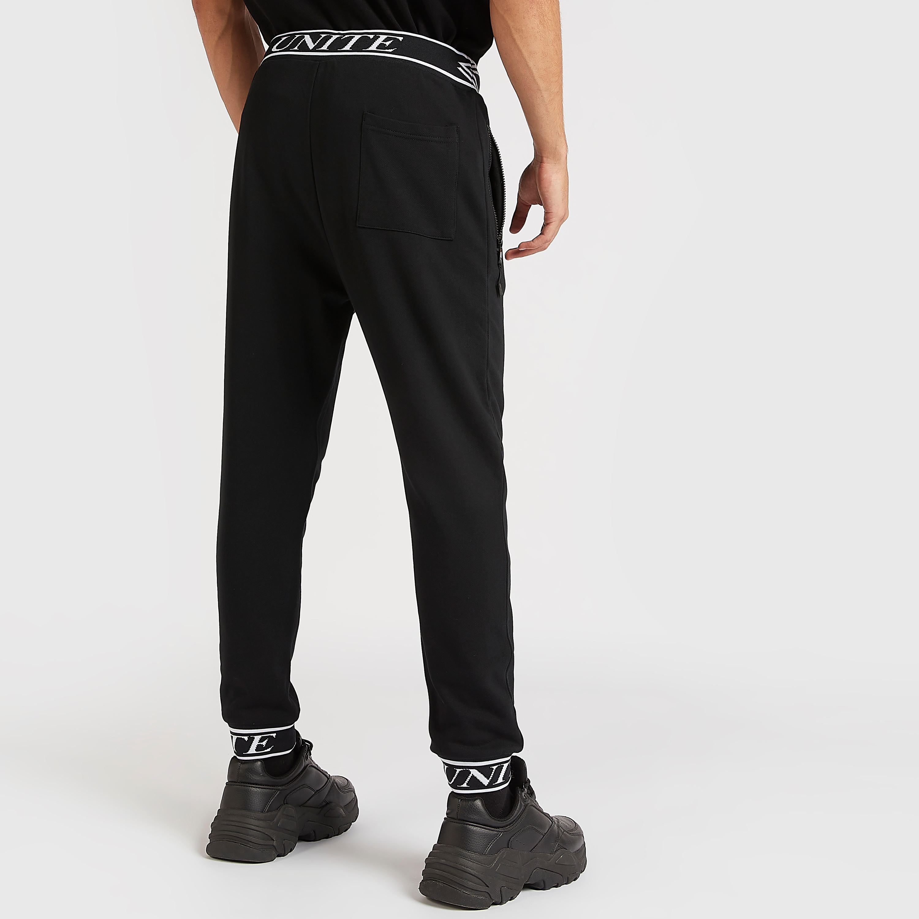 بنطلون رياضي بخصر مطّاطي متوسّط الارتفاع وطبعات-men-clothing-bottoms-joggers-image-2