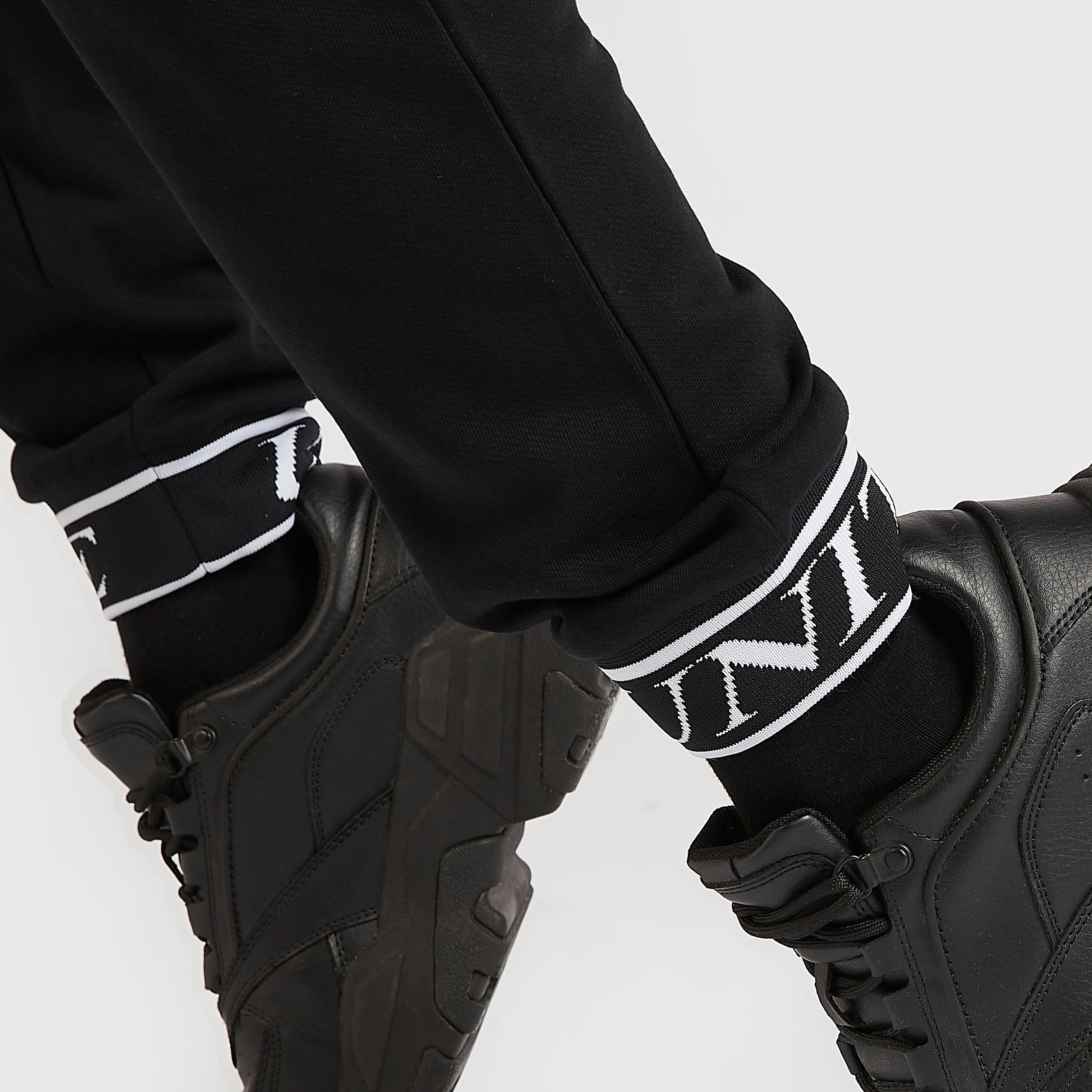 بنطلون رياضي بخصر مطّاطي متوسّط الارتفاع وطبعات-men-clothing-bottoms-joggers-image-1