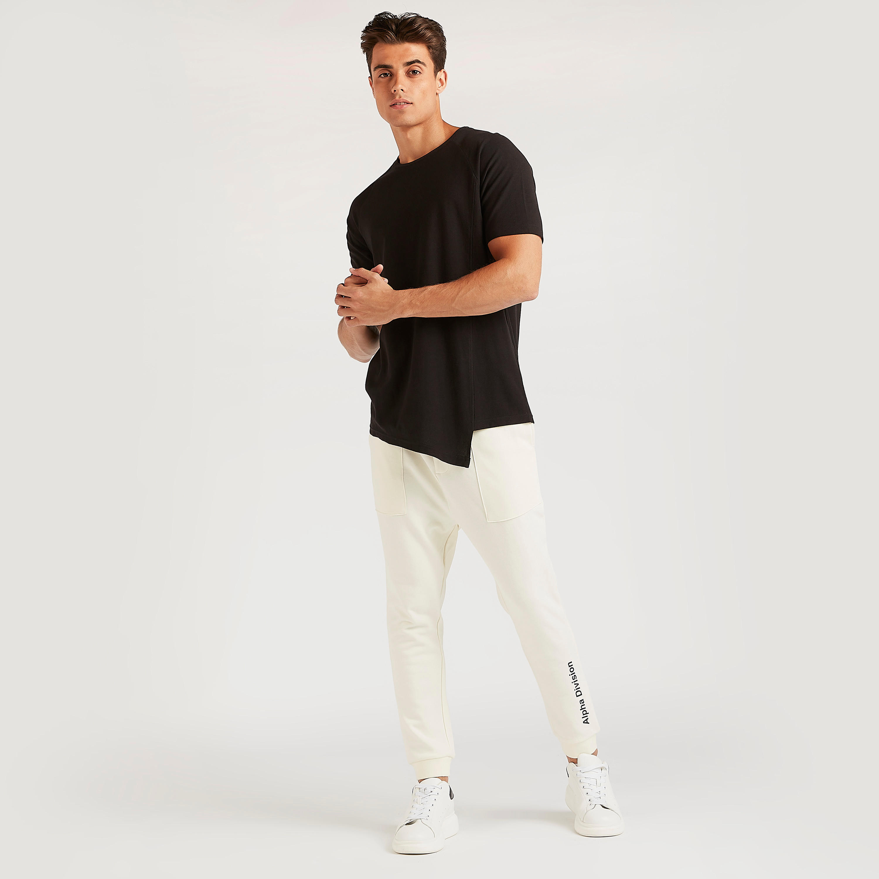 تيشيرت طويل بارز الملمس طويل بياقة ضيّقة وأطراف غير مستوية-men-clothing-tshirtsandpolos-tshirts-image-4