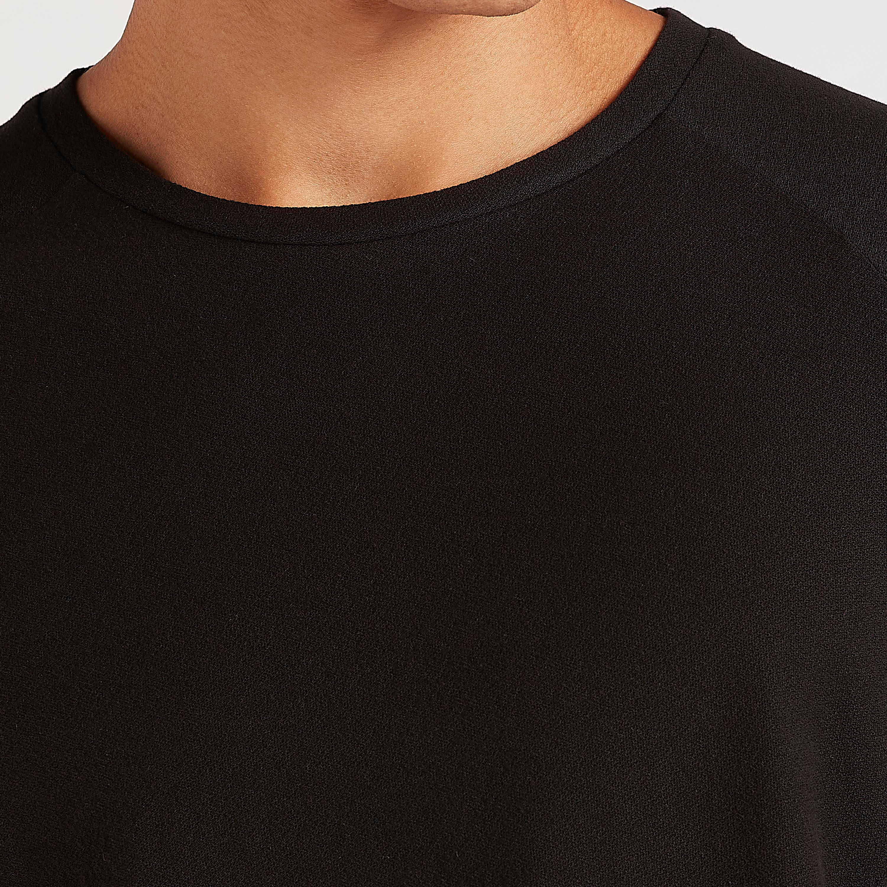 تيشيرت طويل بارز الملمس طويل بياقة ضيّقة وأطراف غير مستوية-men-clothing-tshirtsandpolos-tshirts-image-2