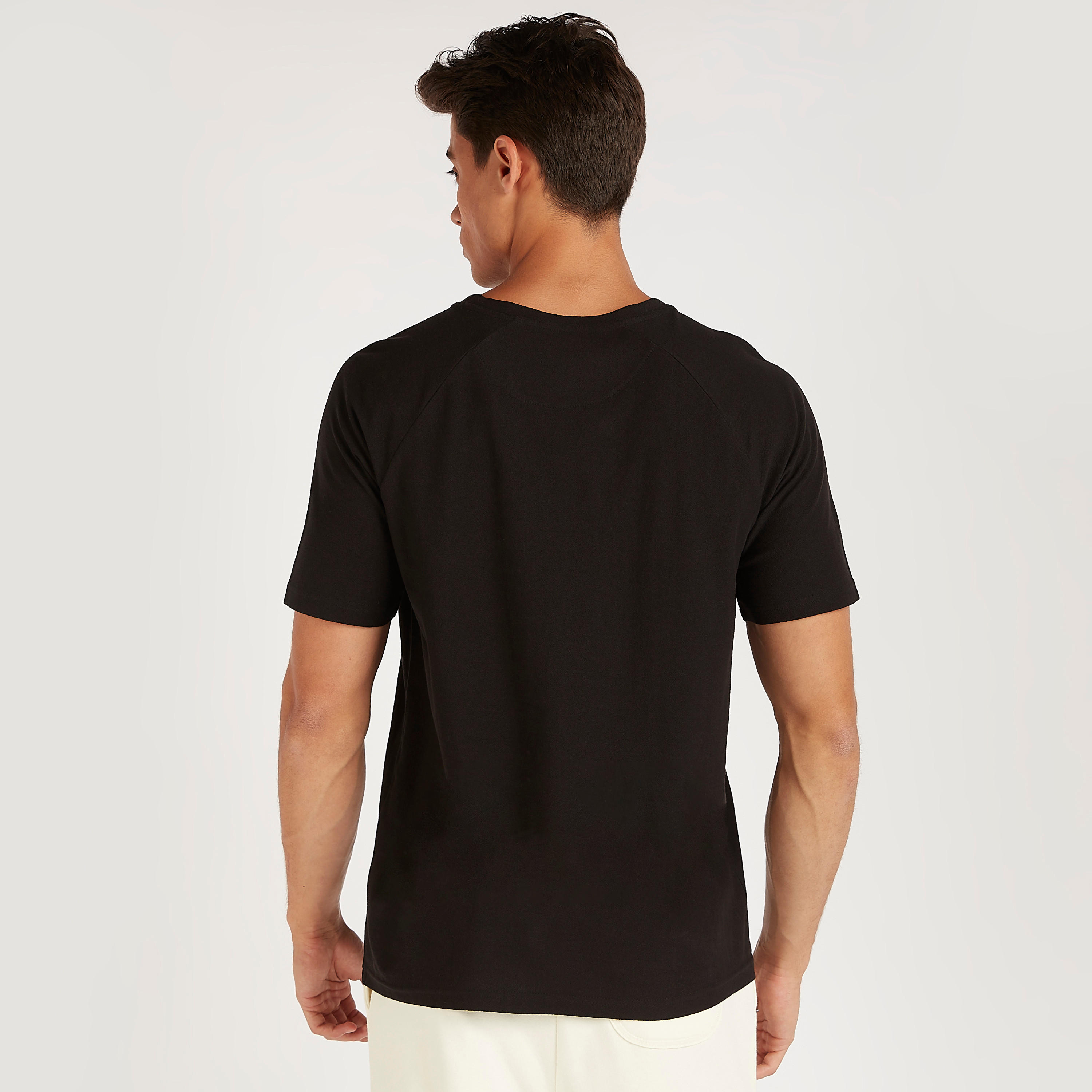 تيشيرت طويل بارز الملمس طويل بياقة ضيّقة وأطراف غير مستوية-men-clothing-tshirtsandpolos-tshirts-image-1
