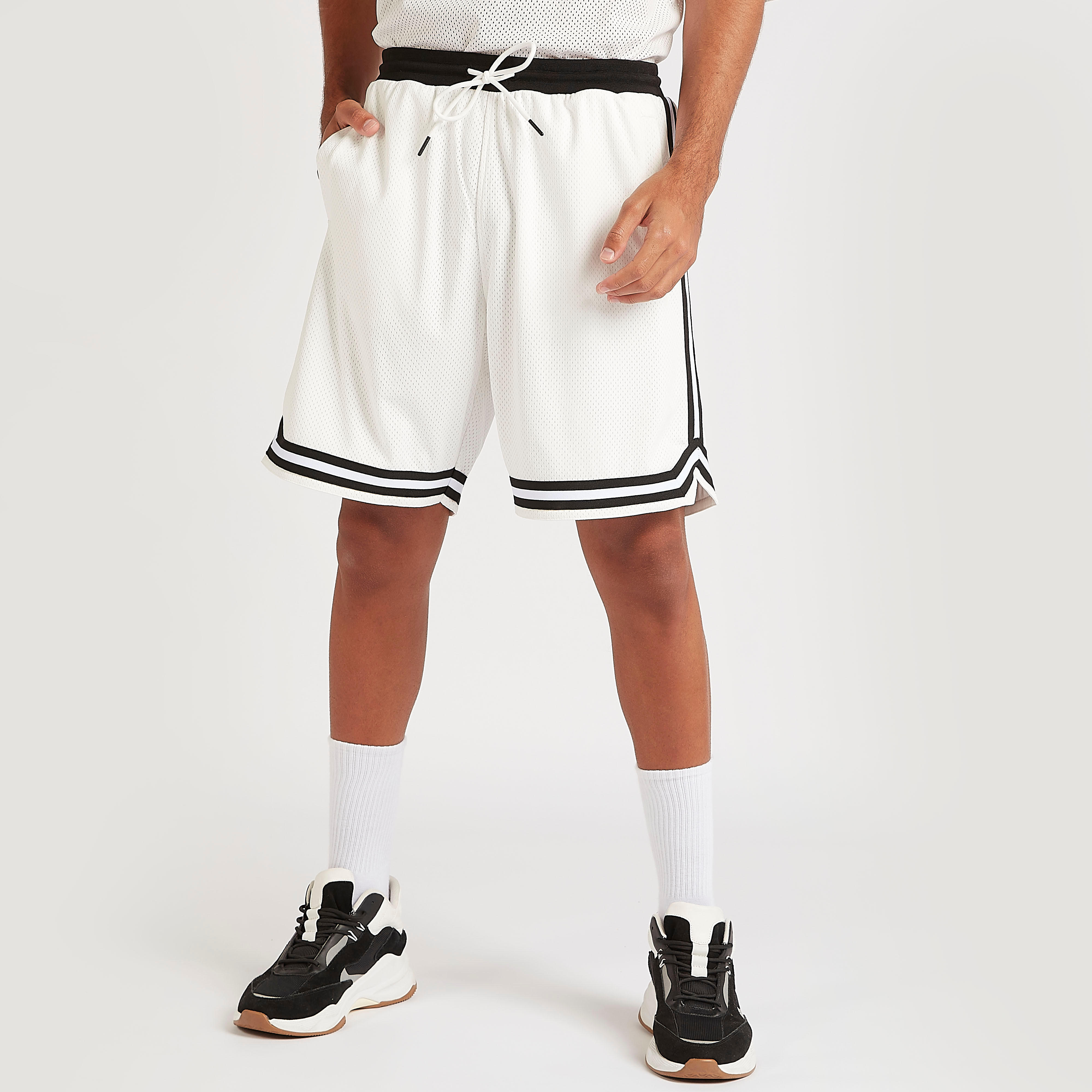 شورت بارز الملمس بخصر متوسط الارتفاع وتفاصيل شريطة وجيوب-men-clothing-bottoms-shorts-image-1