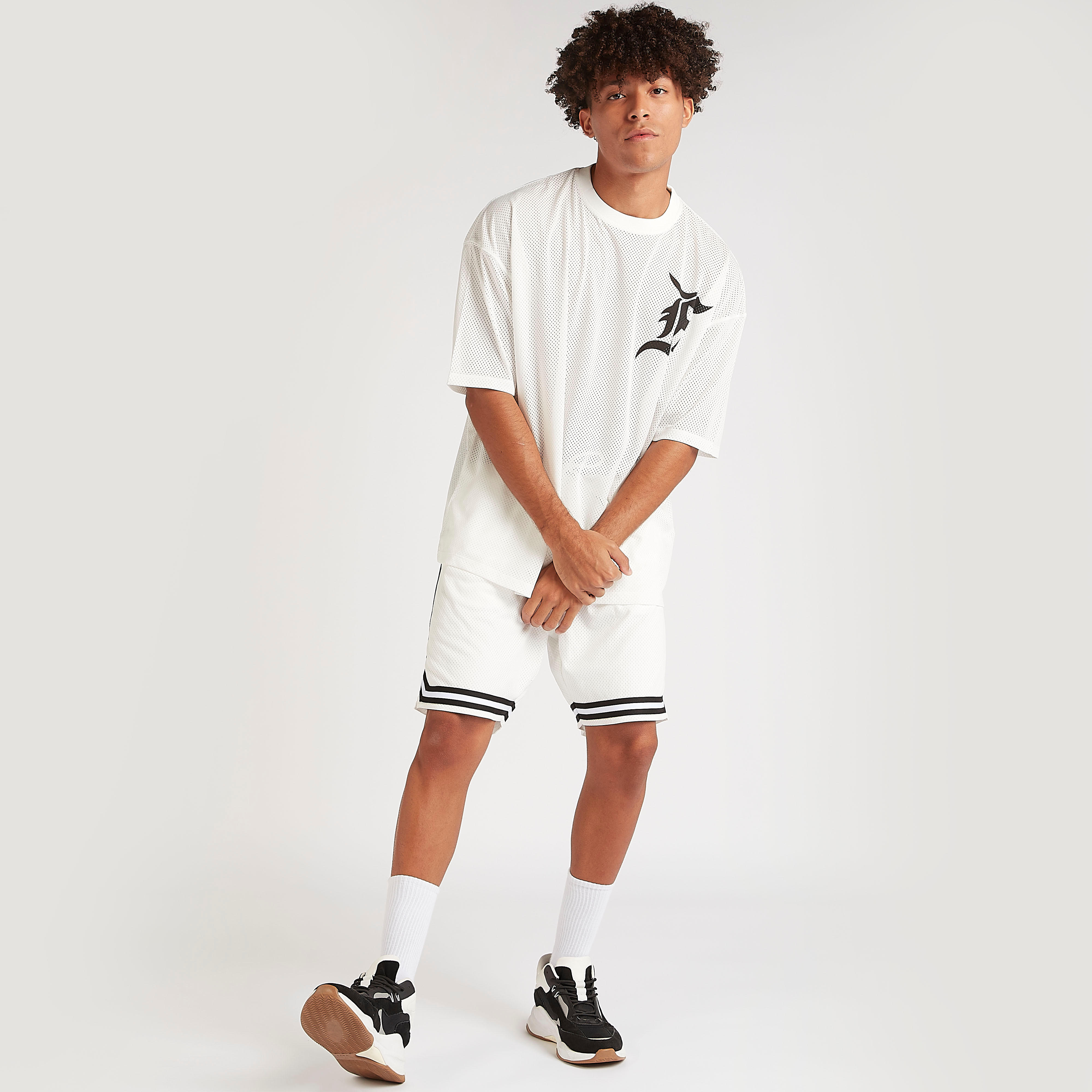 شورت بارز الملمس بخصر متوسط الارتفاع وتفاصيل شريطة وجيوب-men-clothing-bottoms-shorts-image-2