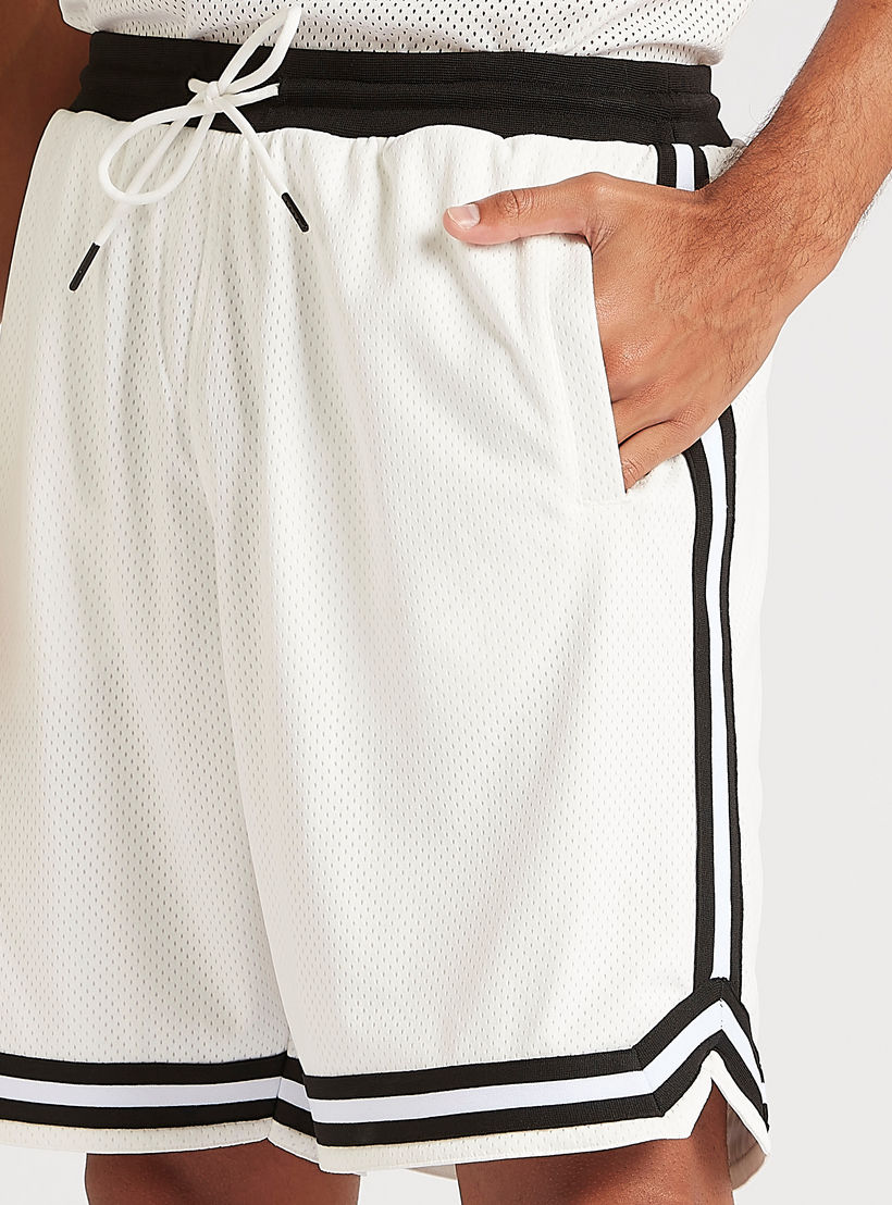 شورت بارز الملمس بخصر متوسط الارتفاع وتفاصيل شريطة وجيوب-men-clothing-bottoms-shorts-image-3