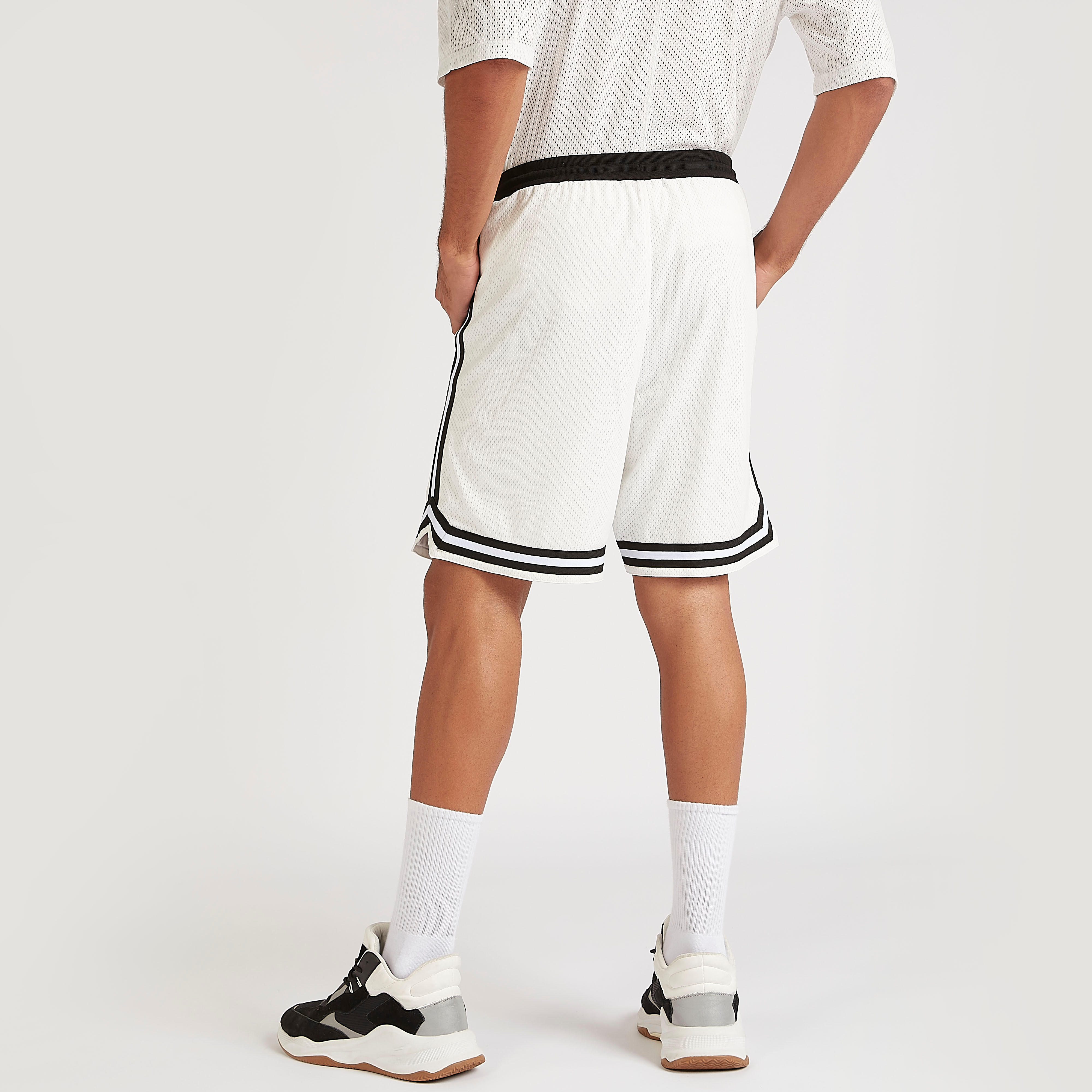 شورت بارز الملمس بخصر متوسط الارتفاع وتفاصيل شريطة وجيوب-men-clothing-bottoms-shorts-image-4