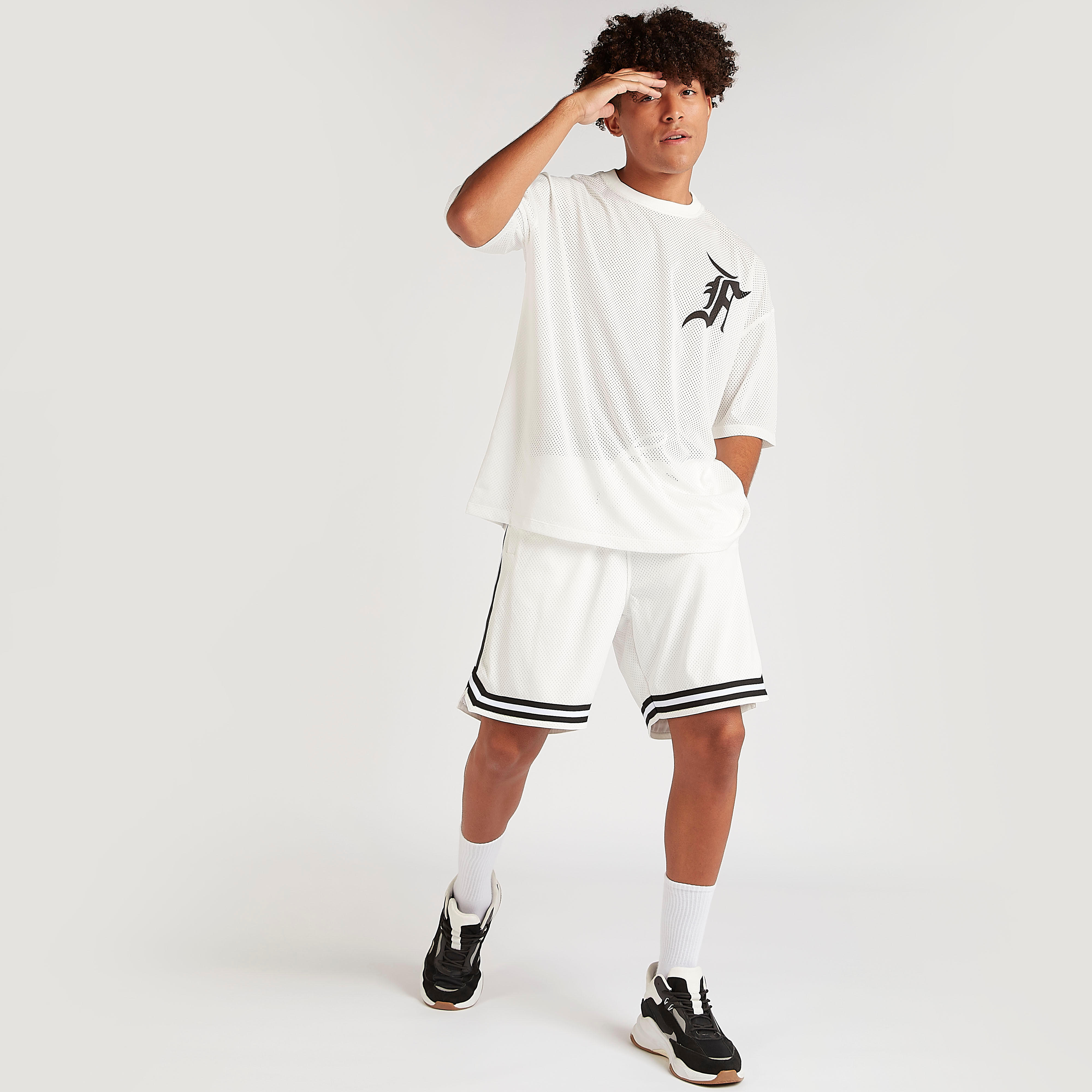 شورت بارز الملمس بخصر متوسط الارتفاع وتفاصيل شريطة وجيوب-men-clothing-bottoms-shorts-image-6