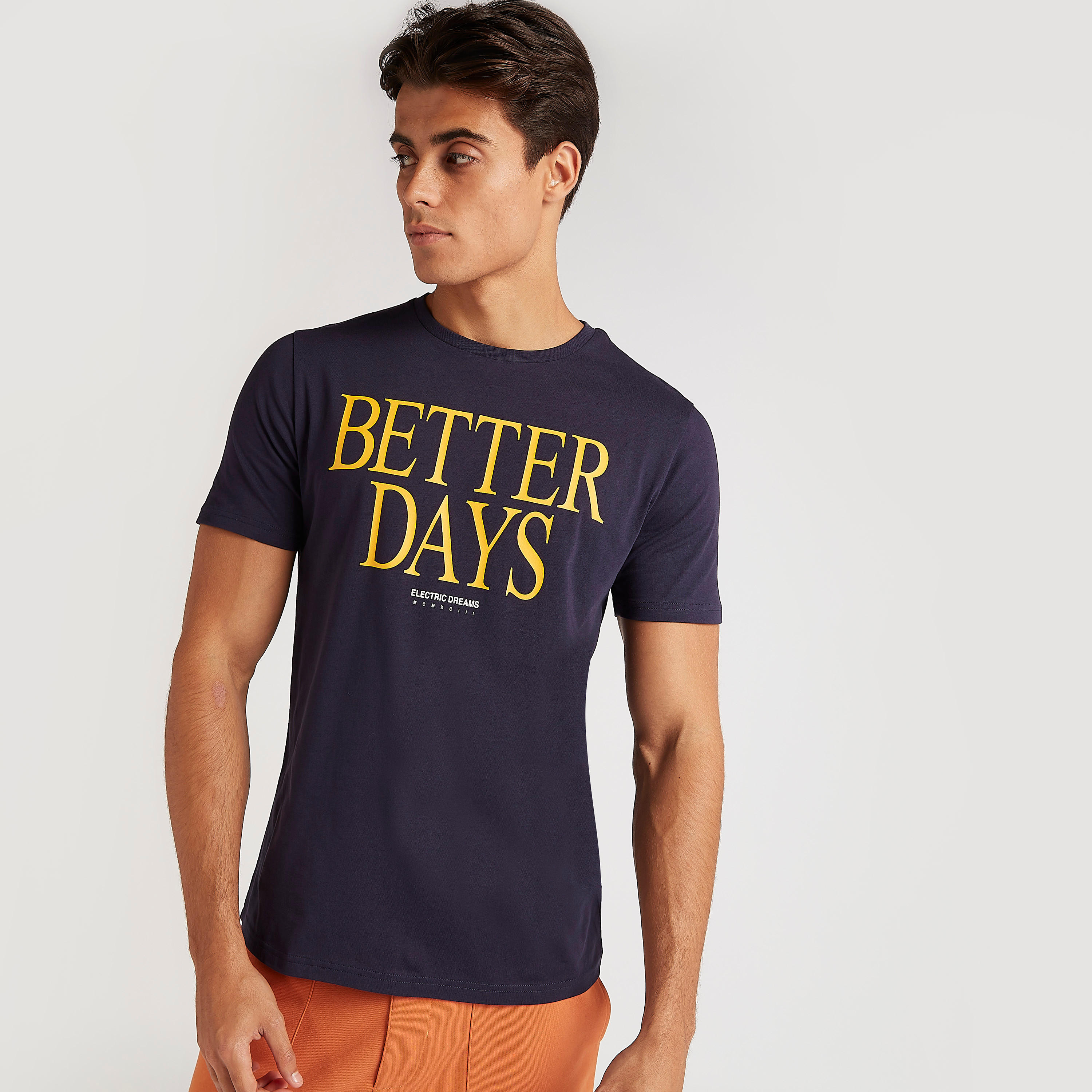 تيشيرت بياقة ضيّقة وأكمام قصيرة وطبعات تايبوجرافيك-men-clothing-tshirtsandpolos-tshirts-image-6