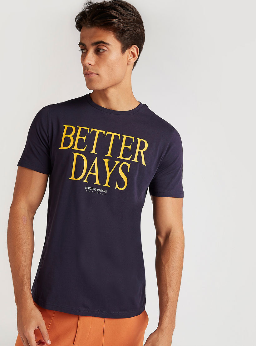 تيشيرت بياقة ضيّقة وأكمام قصيرة وطبعات تايبوجرافيك-men-clothing-tshirtsandpolos-tshirts-image-6