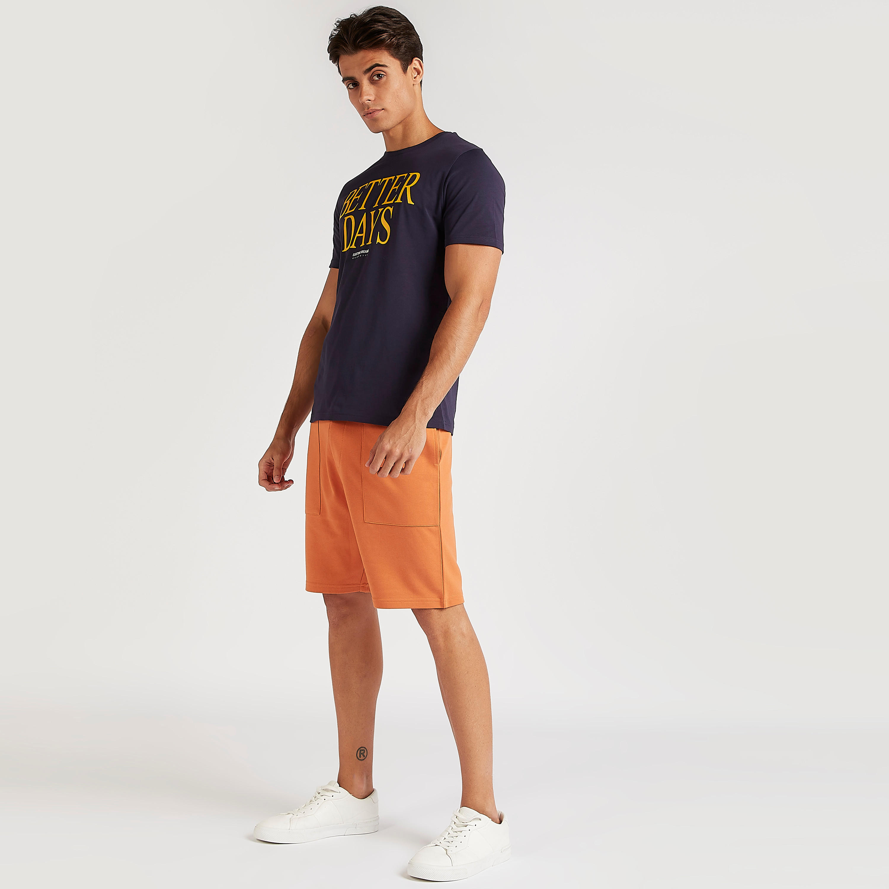 تيشيرت بياقة ضيّقة وأكمام قصيرة وطبعات تايبوجرافيك-men-clothing-tshirtsandpolos-tshirts-image-5