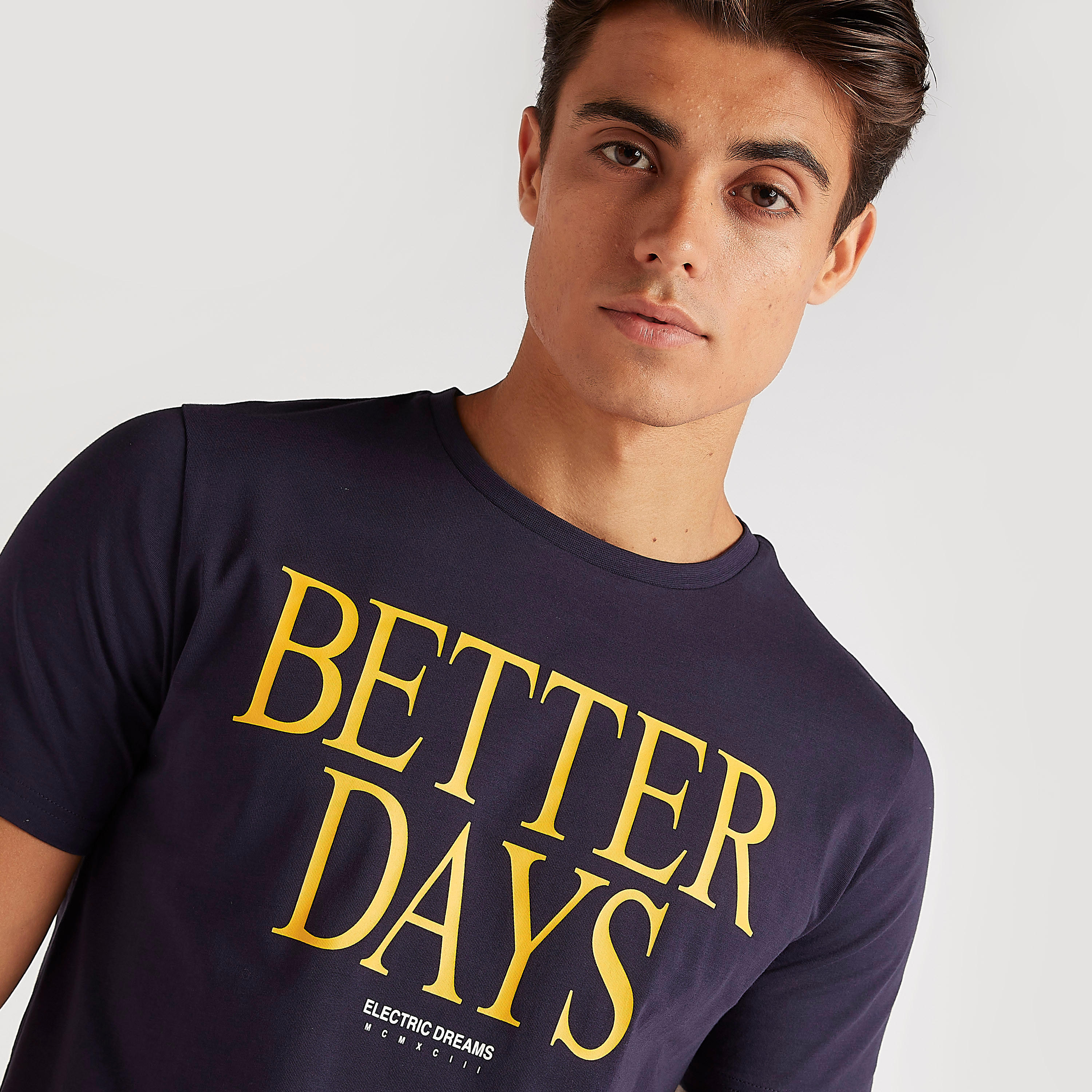 تيشيرت بياقة ضيّقة وأكمام قصيرة وطبعات تايبوجرافيك-men-clothing-tshirtsandpolos-tshirts-image-4