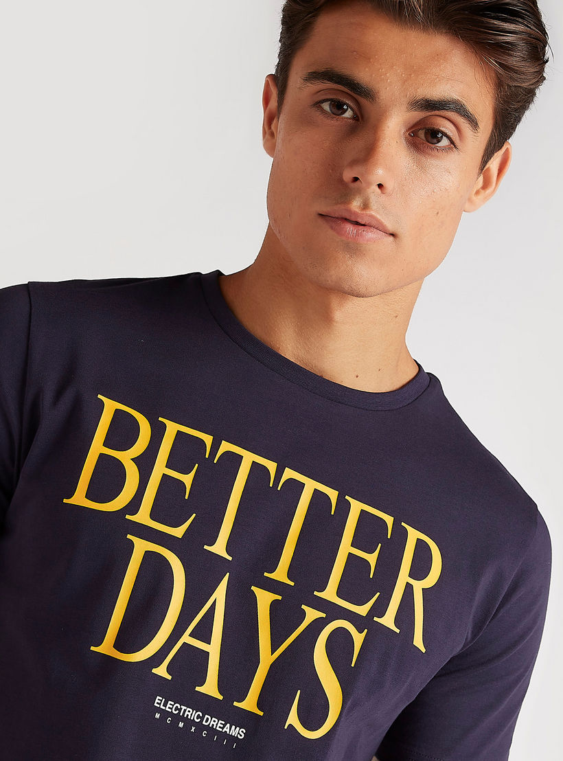 تيشيرت بياقة ضيّقة وأكمام قصيرة وطبعات تايبوجرافيك-men-clothing-tshirtsandpolos-tshirts-image-4