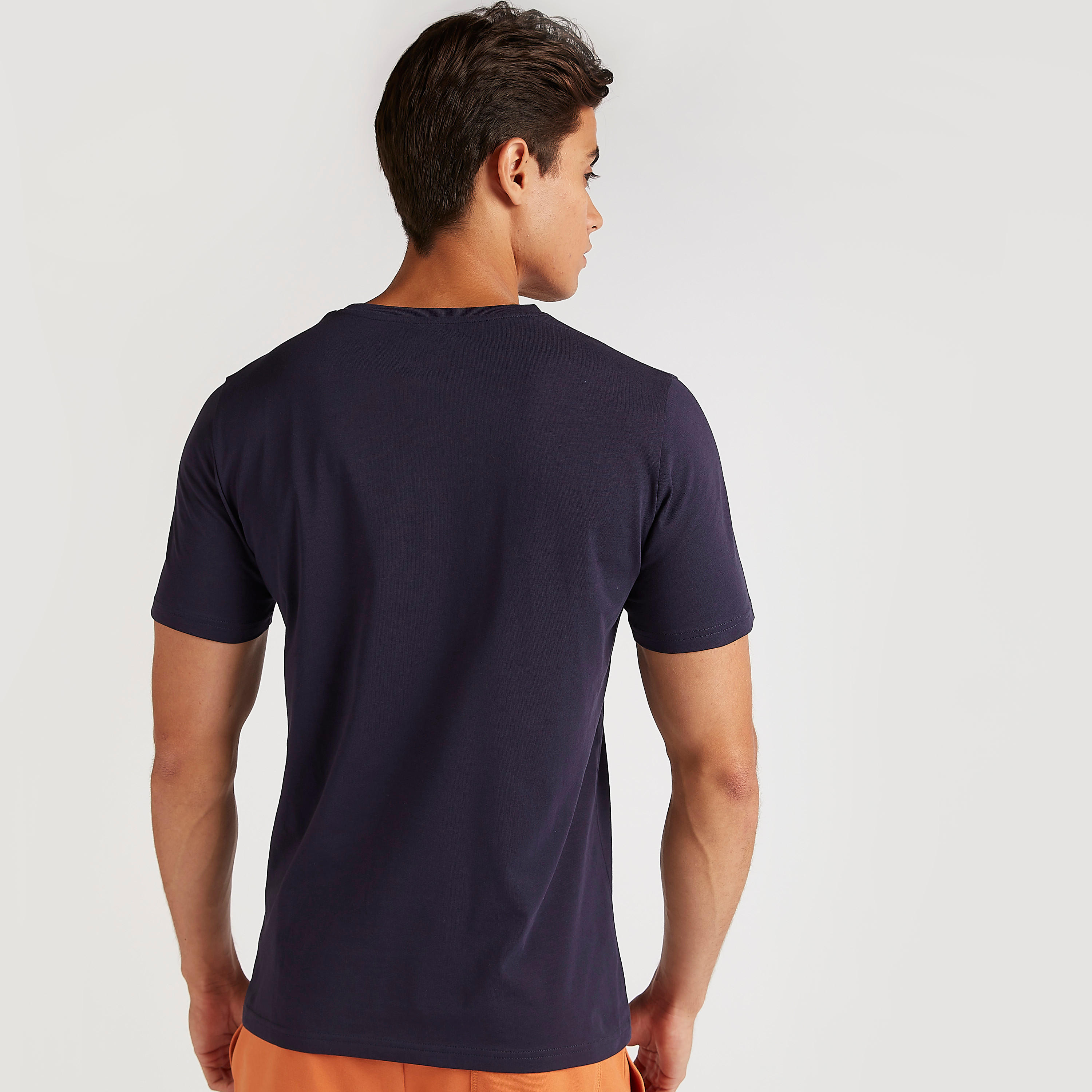تيشيرت بياقة ضيّقة وأكمام قصيرة وطبعات تايبوجرافيك-men-clothing-tshirtsandpolos-tshirts-image-3