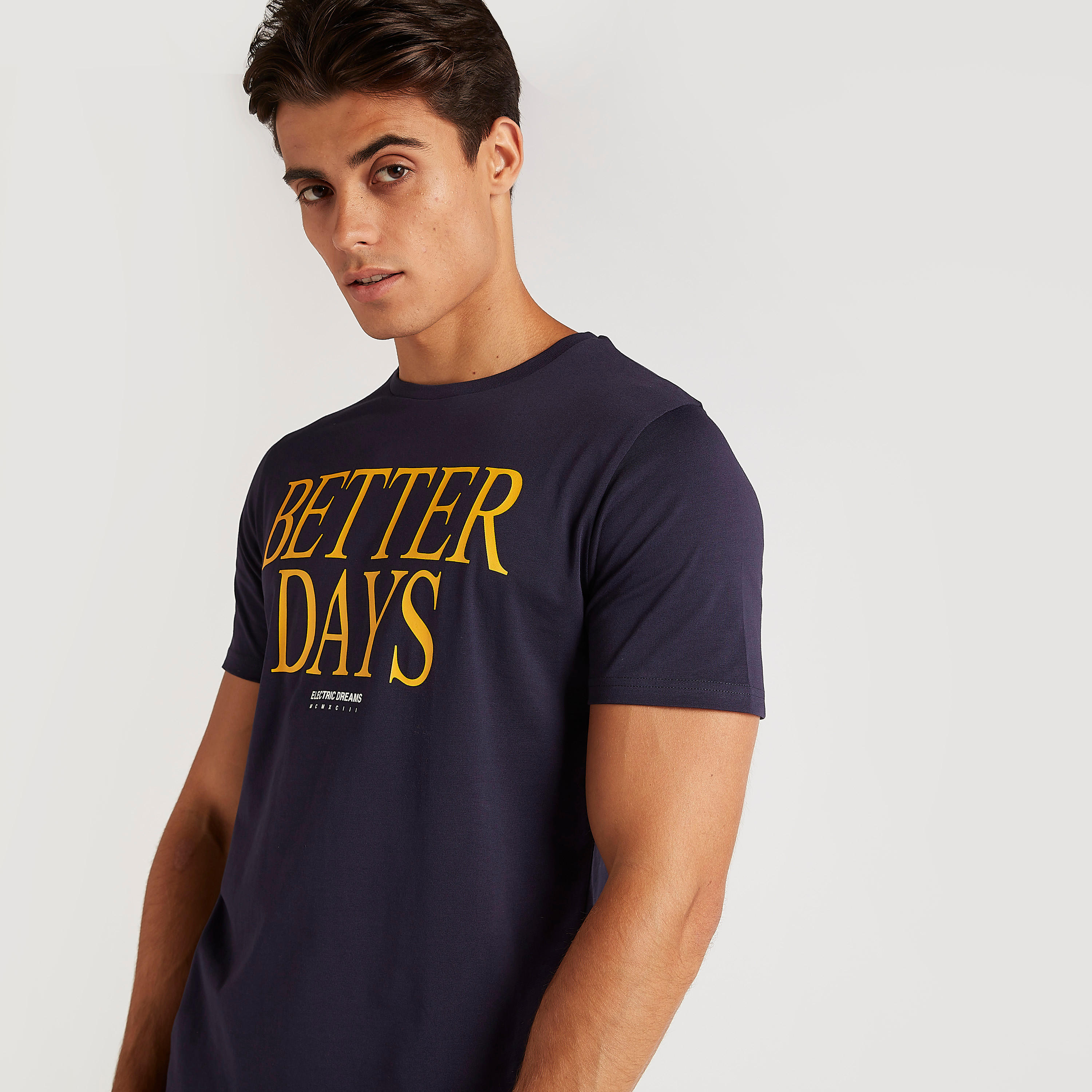 تيشيرت بياقة ضيّقة وأكمام قصيرة وطبعات تايبوجرافيك-men-clothing-tshirtsandpolos-tshirts-image-2