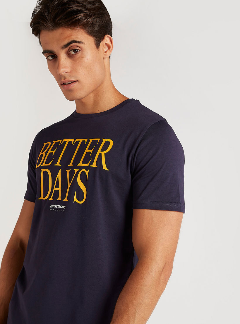 تيشيرت بياقة ضيّقة وأكمام قصيرة وطبعات تايبوجرافيك-men-clothing-tshirtsandpolos-tshirts-image-2
