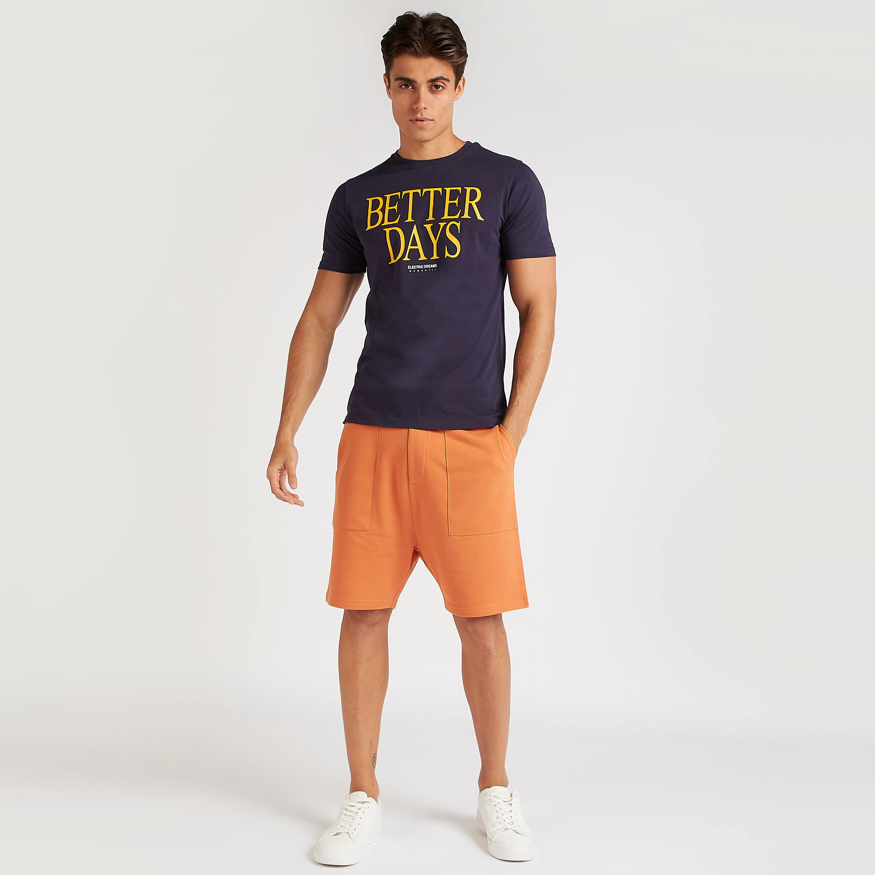 تيشيرت بياقة ضيّقة وأكمام قصيرة وطبعات تايبوجرافيك-men-clothing-tshirtsandpolos-tshirts-image-1
