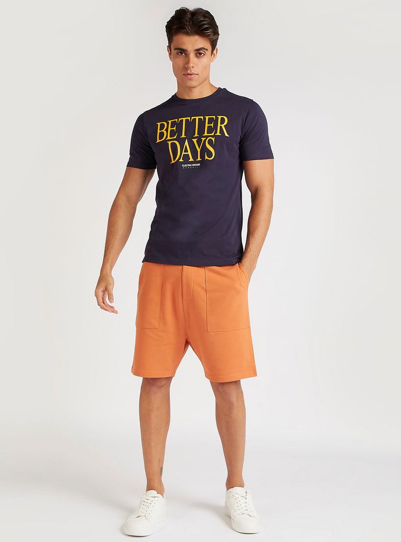 تيشيرت بياقة ضيّقة وأكمام قصيرة وطبعات تايبوجرافيك-men-clothing-tshirtsandpolos-tshirts-image-1