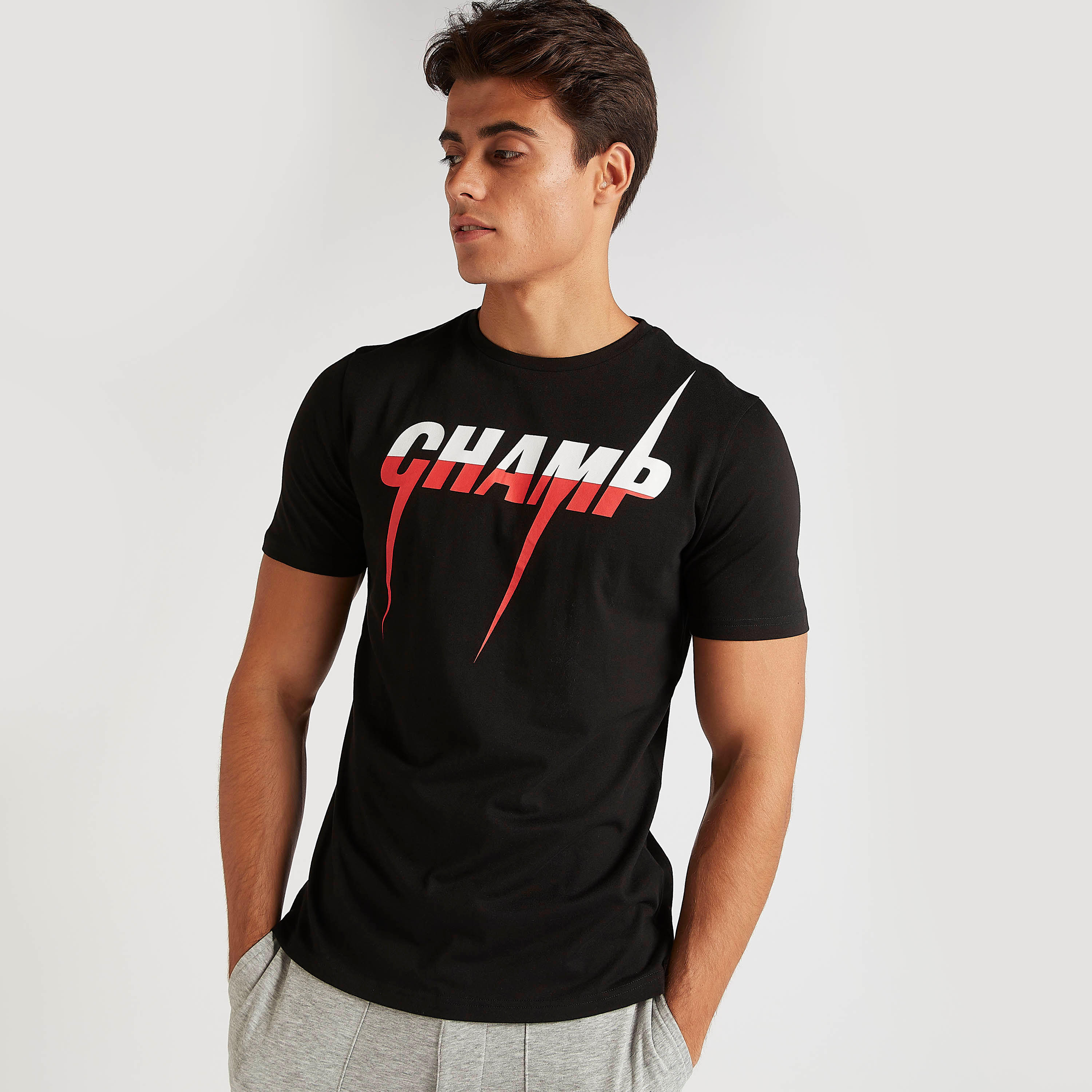 تيشيرت بياقة ضيّقة وأكمام قصيرة وطبعات تايبوجرافيك-men-clothing-tshirtsandpolos-tshirts-image-1