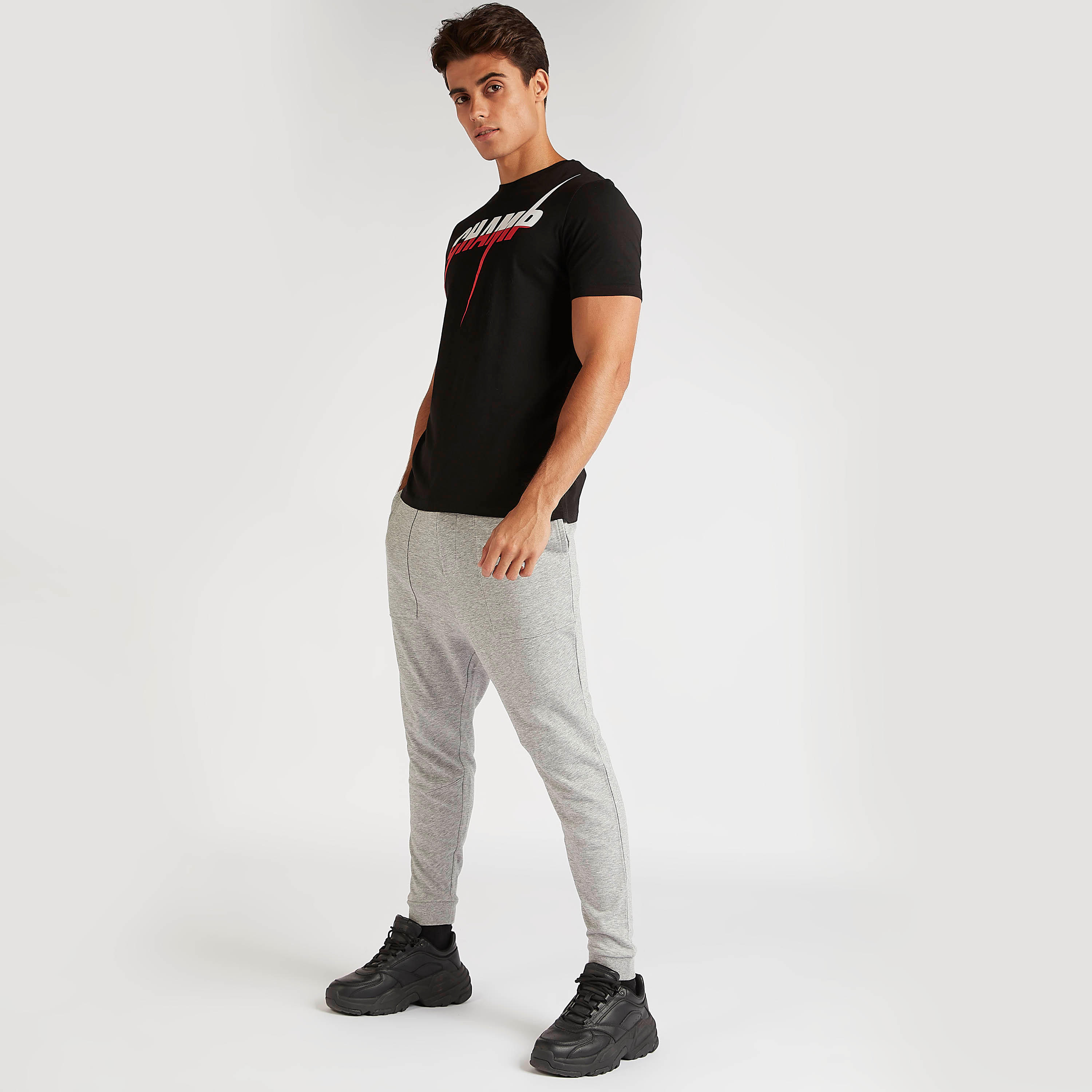 تيشيرت بياقة ضيّقة وأكمام قصيرة وطبعات تايبوجرافيك-men-clothing-tshirtsandpolos-tshirts-image-2