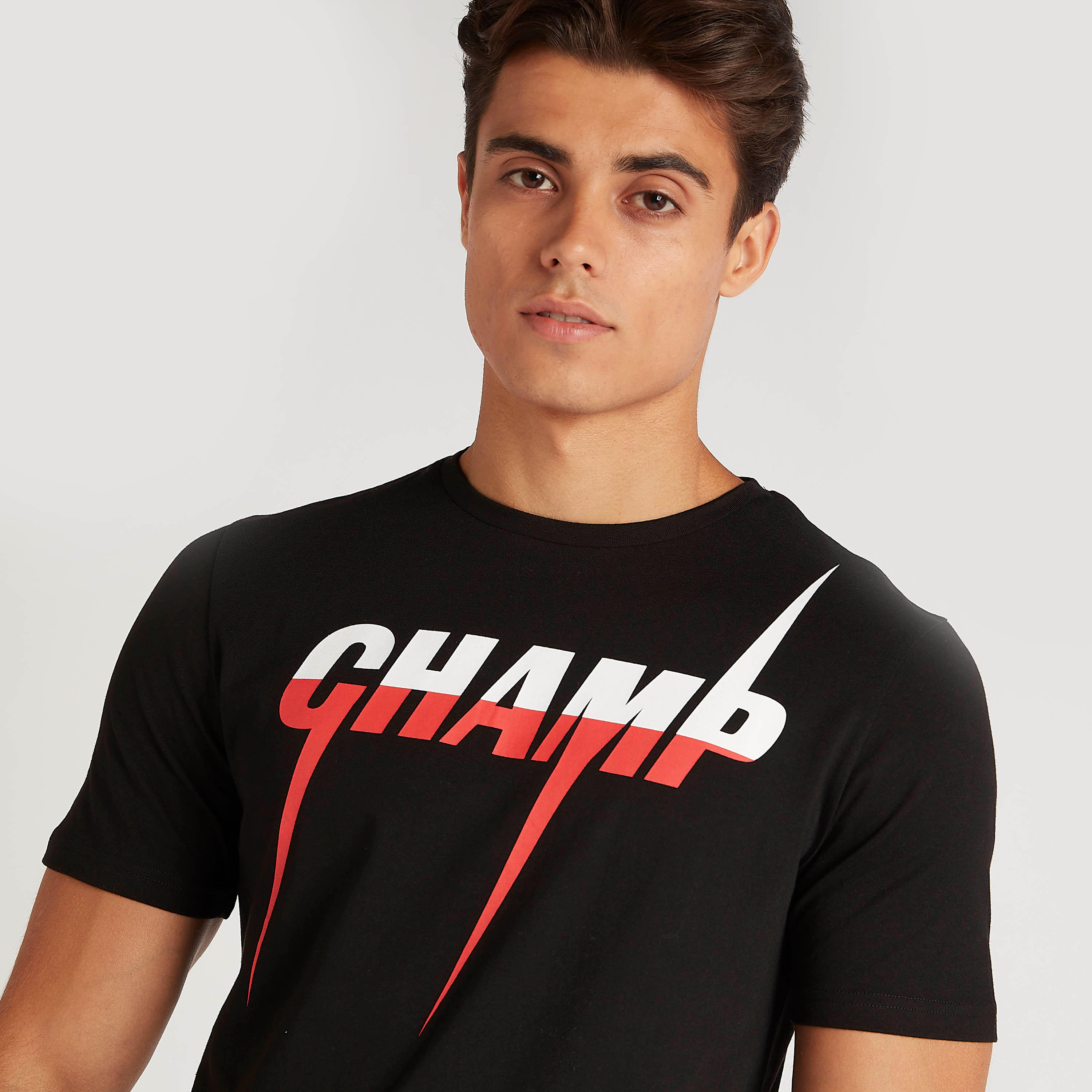 تيشيرت بياقة ضيّقة وأكمام قصيرة وطبعات تايبوجرافيك-men-clothing-tshirtsandpolos-tshirts-image-3