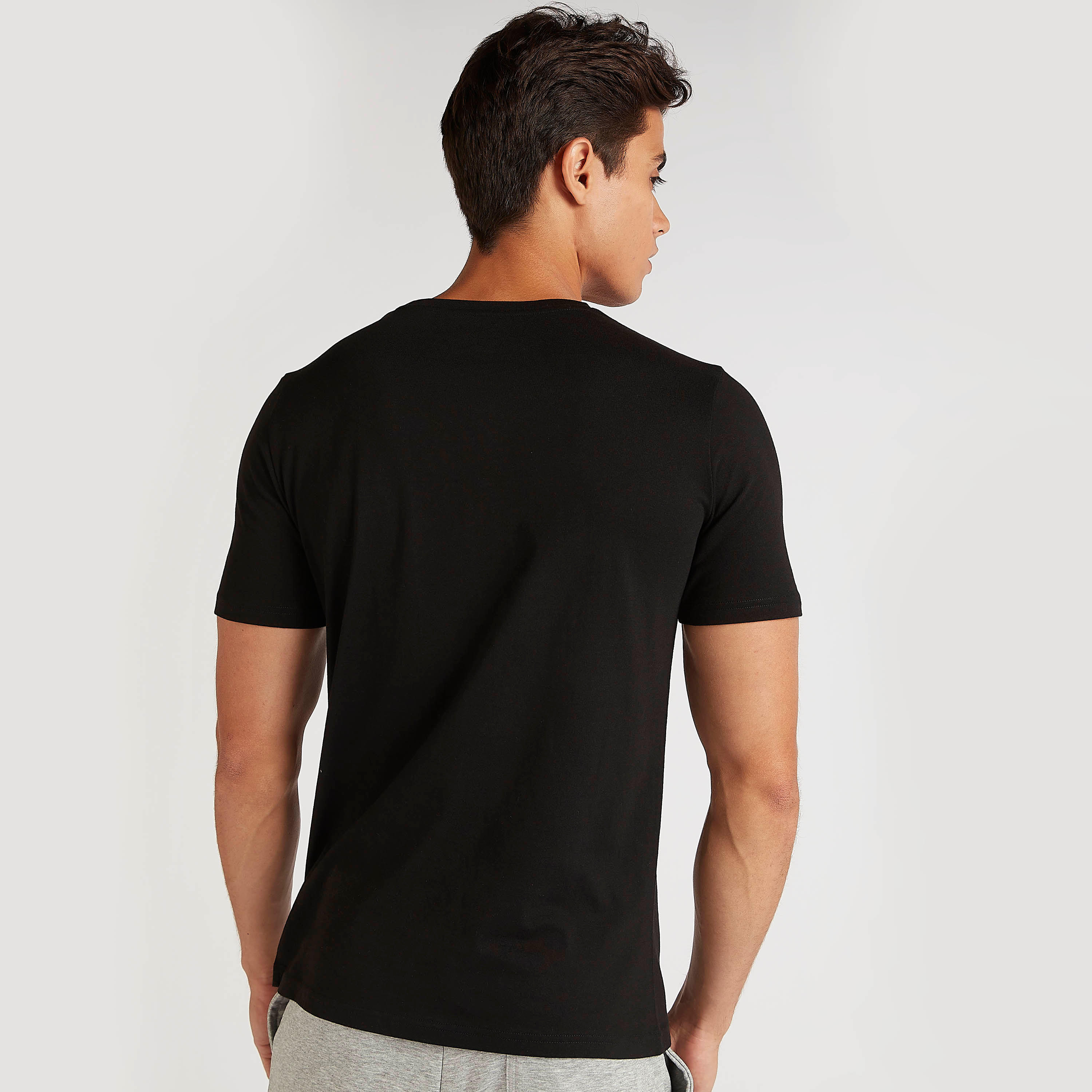 تيشيرت بياقة ضيّقة وأكمام قصيرة وطبعات تايبوجرافيك-men-clothing-tshirtsandpolos-tshirts-image-4