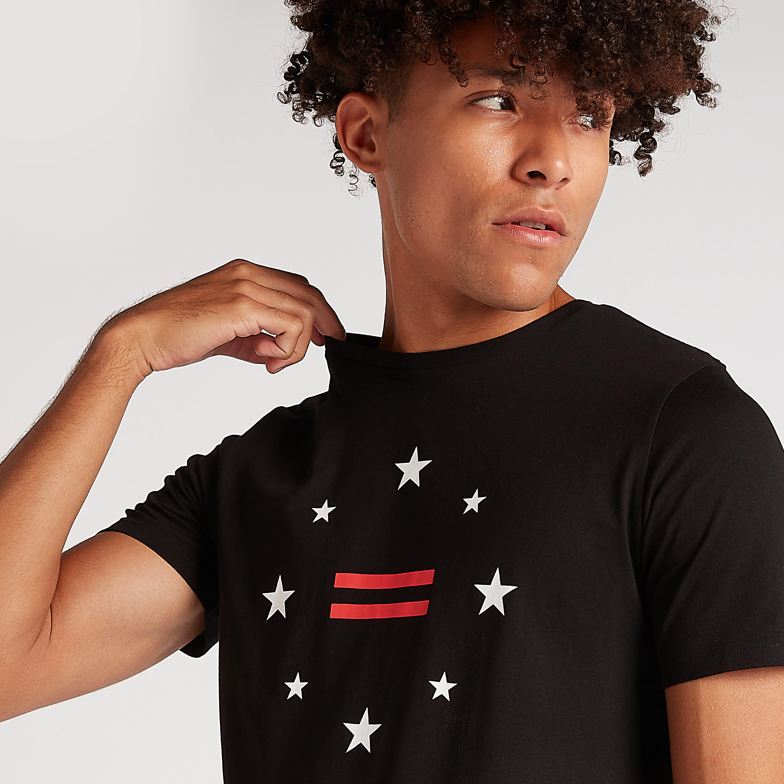 تيشيرت بياقة ضيّقة وأكمام قصيرة وطبعات-men-clothing-tshirtsandpolos-tshirts-image-3