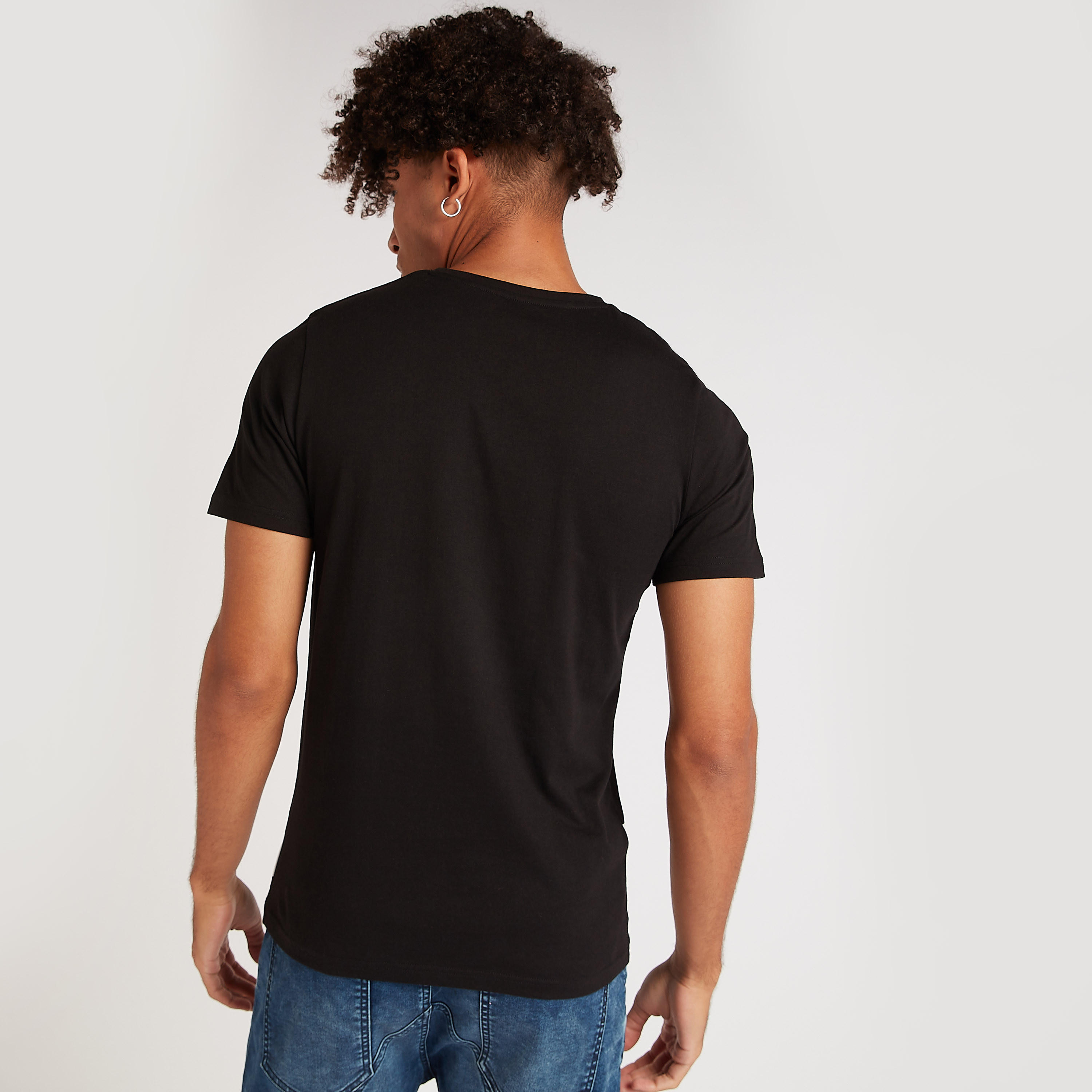 تيشيرت بياقة ضيّقة وأكمام قصيرة وطبعات-men-clothing-tshirtsandpolos-tshirts-image-2