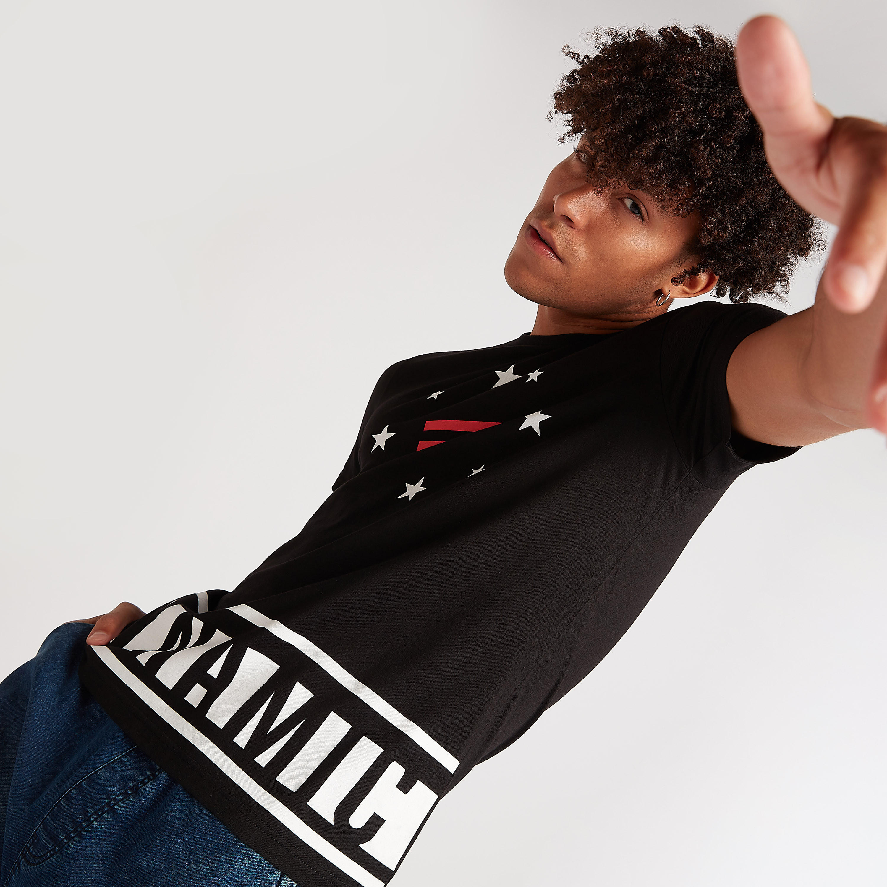 تيشيرت بياقة ضيّقة وأكمام قصيرة وطبعات-men-clothing-tshirtsandpolos-tshirts-image-1