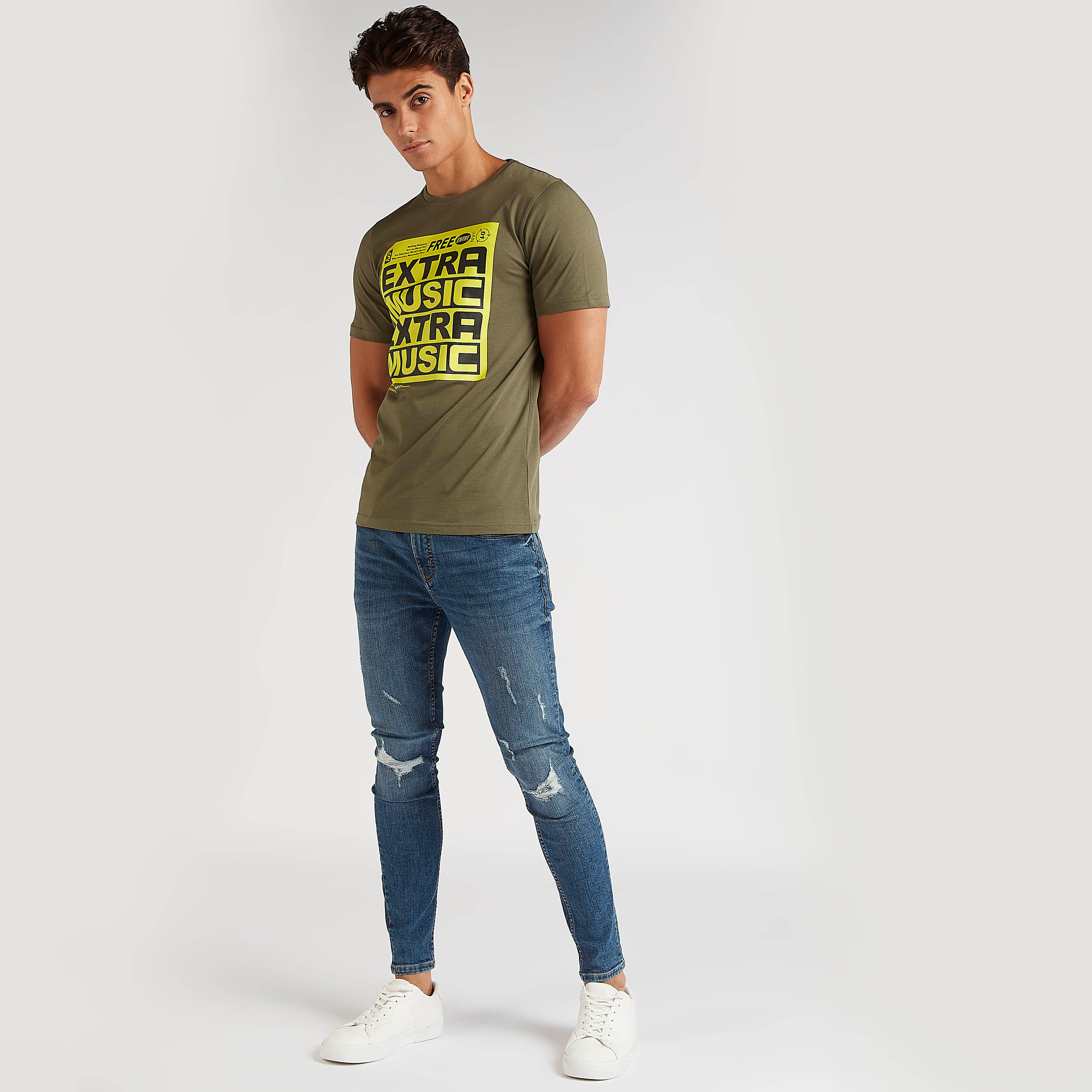 تيشيرت بياقة ضيّقة وأكمام قصيرة وطبعات-men-clothing-tshirtsandpolos-tshirts-image-2