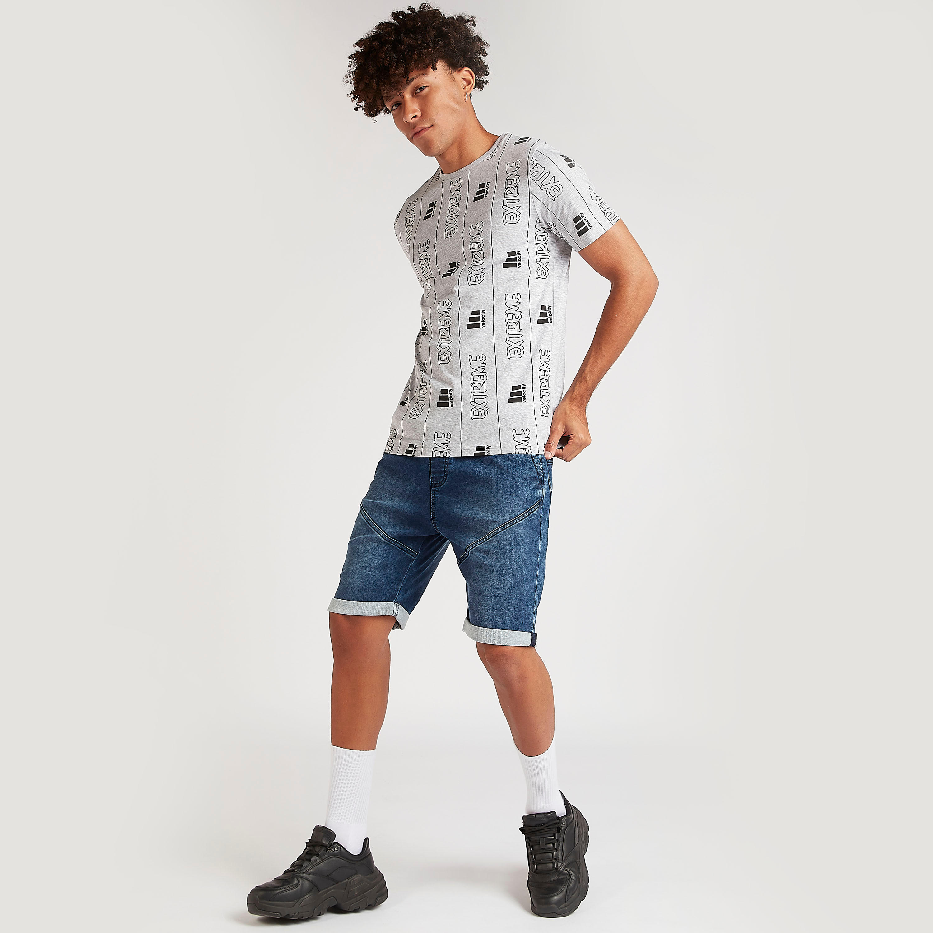 تيشيرت بياقة ضيّقة وأكمام قصيرة وطبعات-men-clothing-tshirtsandpolos-tshirts-image-2