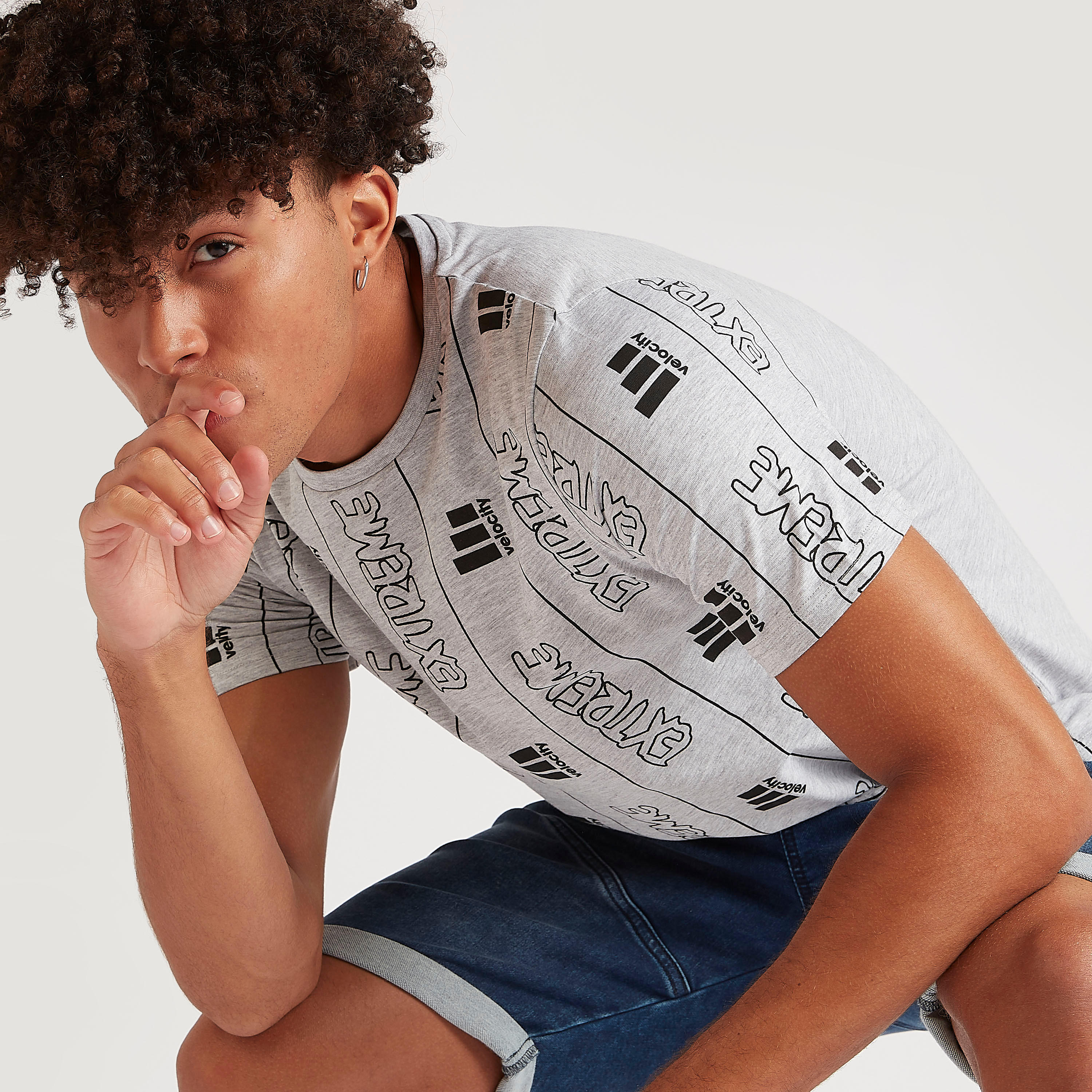 تيشيرت بياقة ضيّقة وأكمام قصيرة وطبعات-men-clothing-tshirtsandpolos-tshirts-image-3
