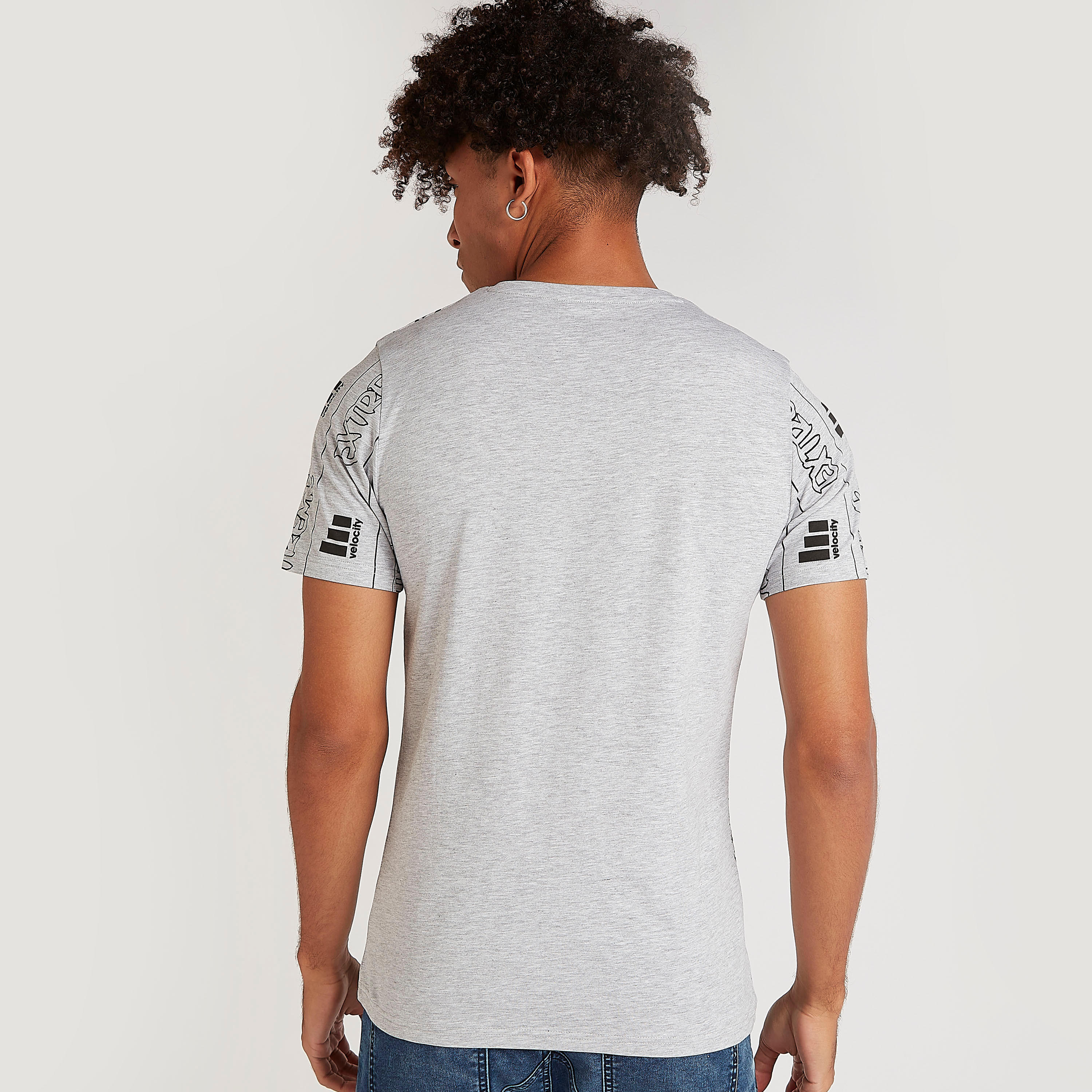تيشيرت بياقة ضيّقة وأكمام قصيرة وطبعات-men-clothing-tshirtsandpolos-tshirts-image-4