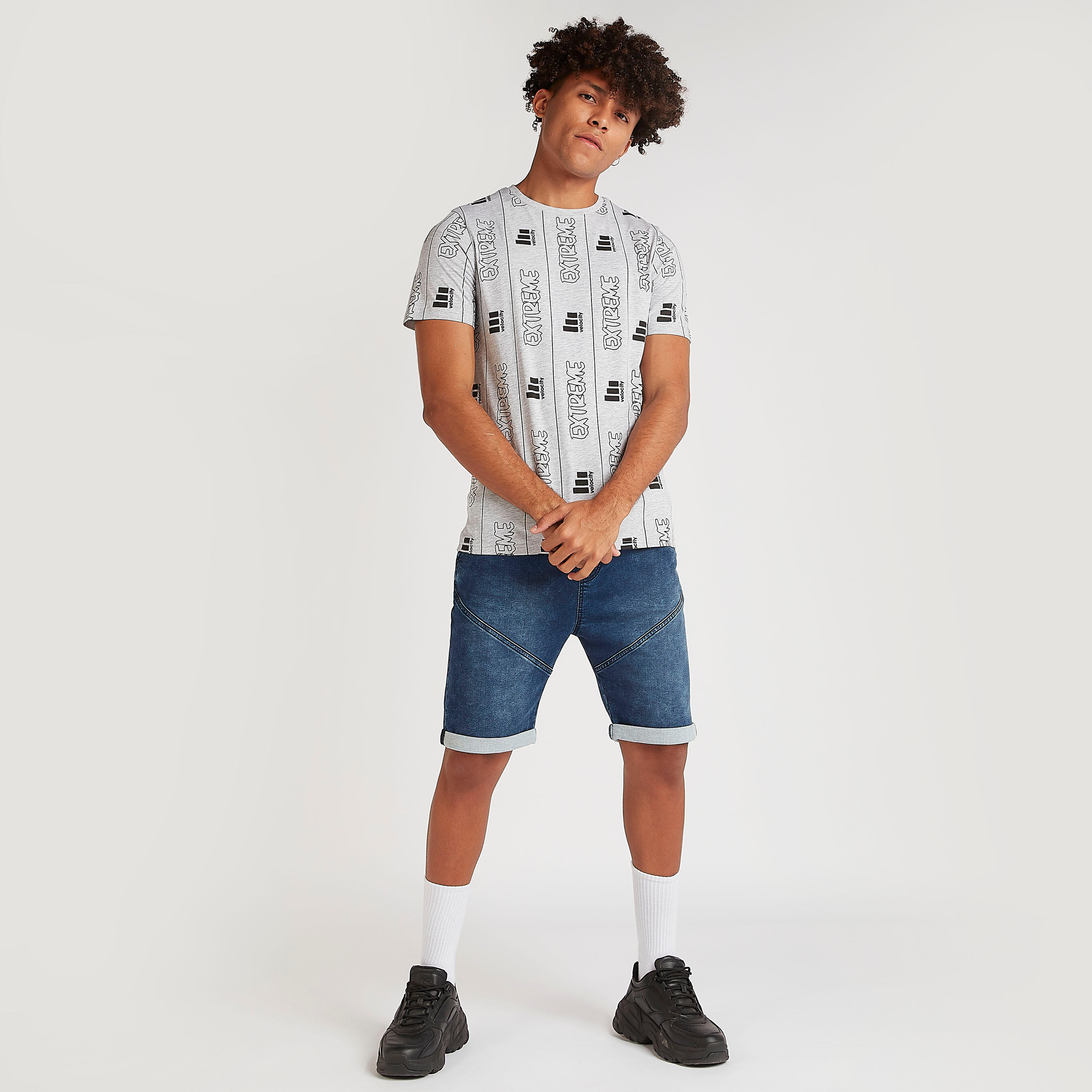 تيشيرت بياقة ضيّقة وأكمام قصيرة وطبعات-men-clothing-tshirtsandpolos-tshirts-image-6