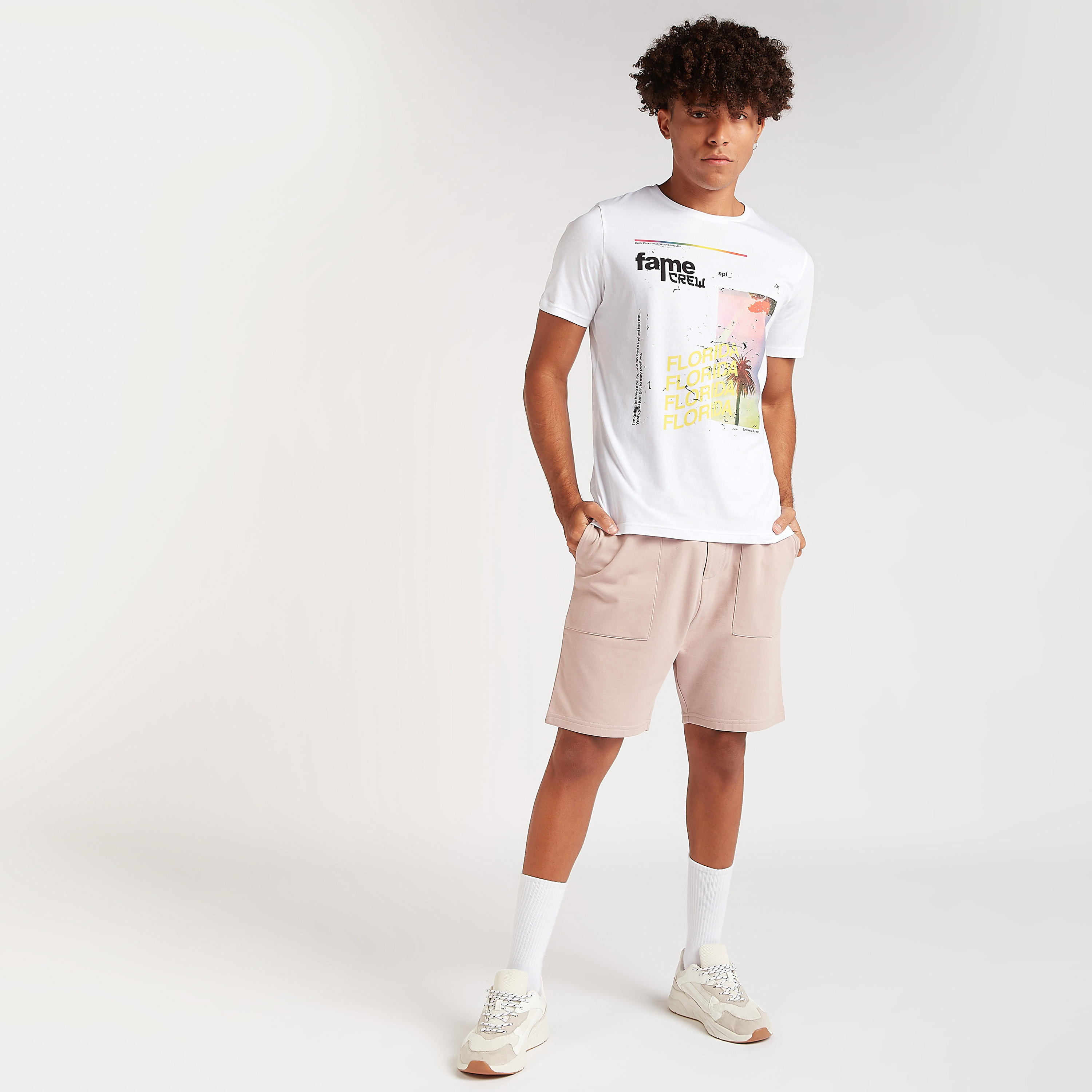 تيشيرت بياقة ضيّقة وأكمام قصيرة وطبعات-men-clothing-tshirtsandpolos-tshirts-image-2