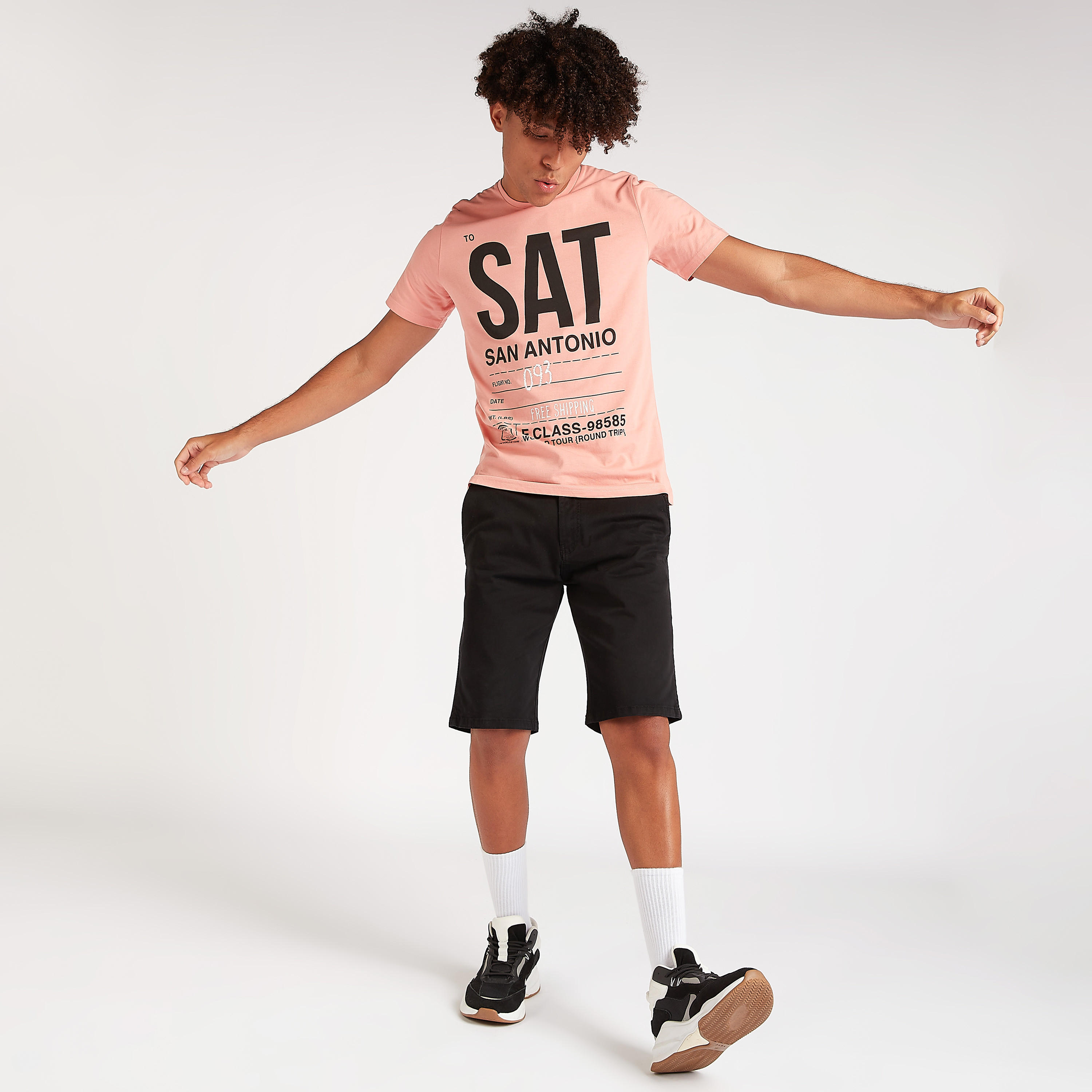 تيشيرت بياقة ضيّقة وأكمام قصيرة وطبعات-men-clothing-tshirtsandpolos-tshirts-image-4