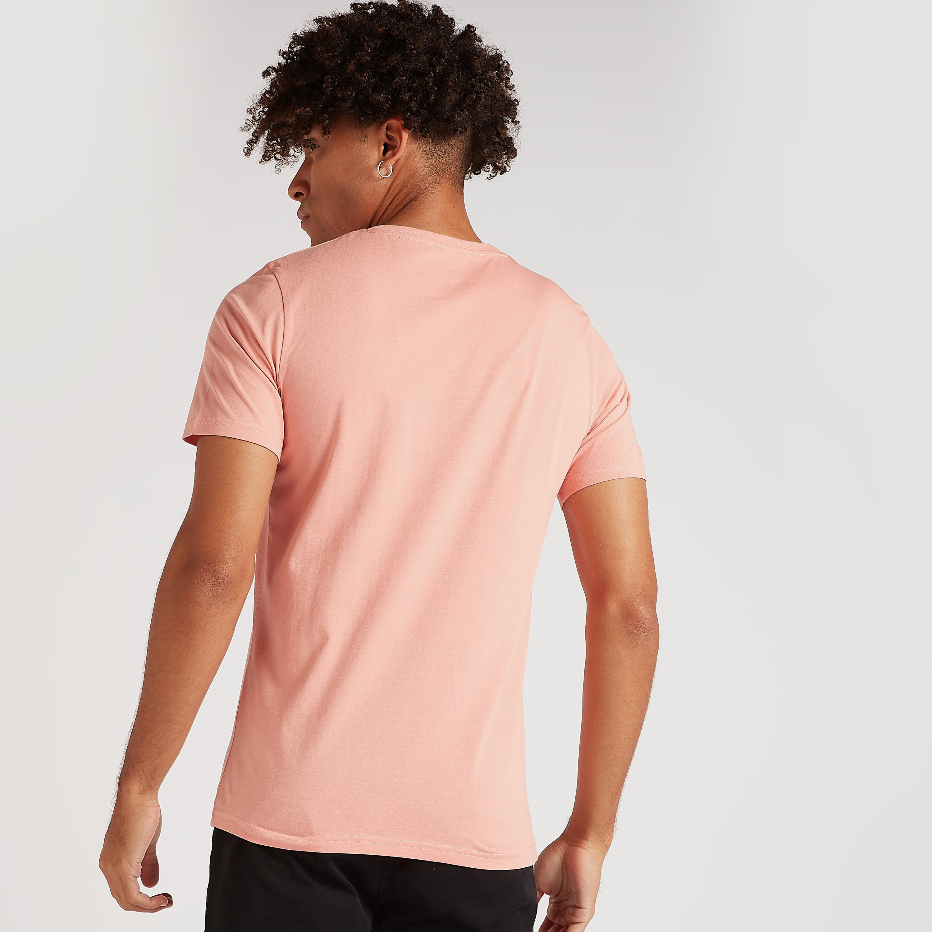 تيشيرت بياقة ضيّقة وأكمام قصيرة وطبعات-men-clothing-tshirtsandpolos-tshirts-image-2