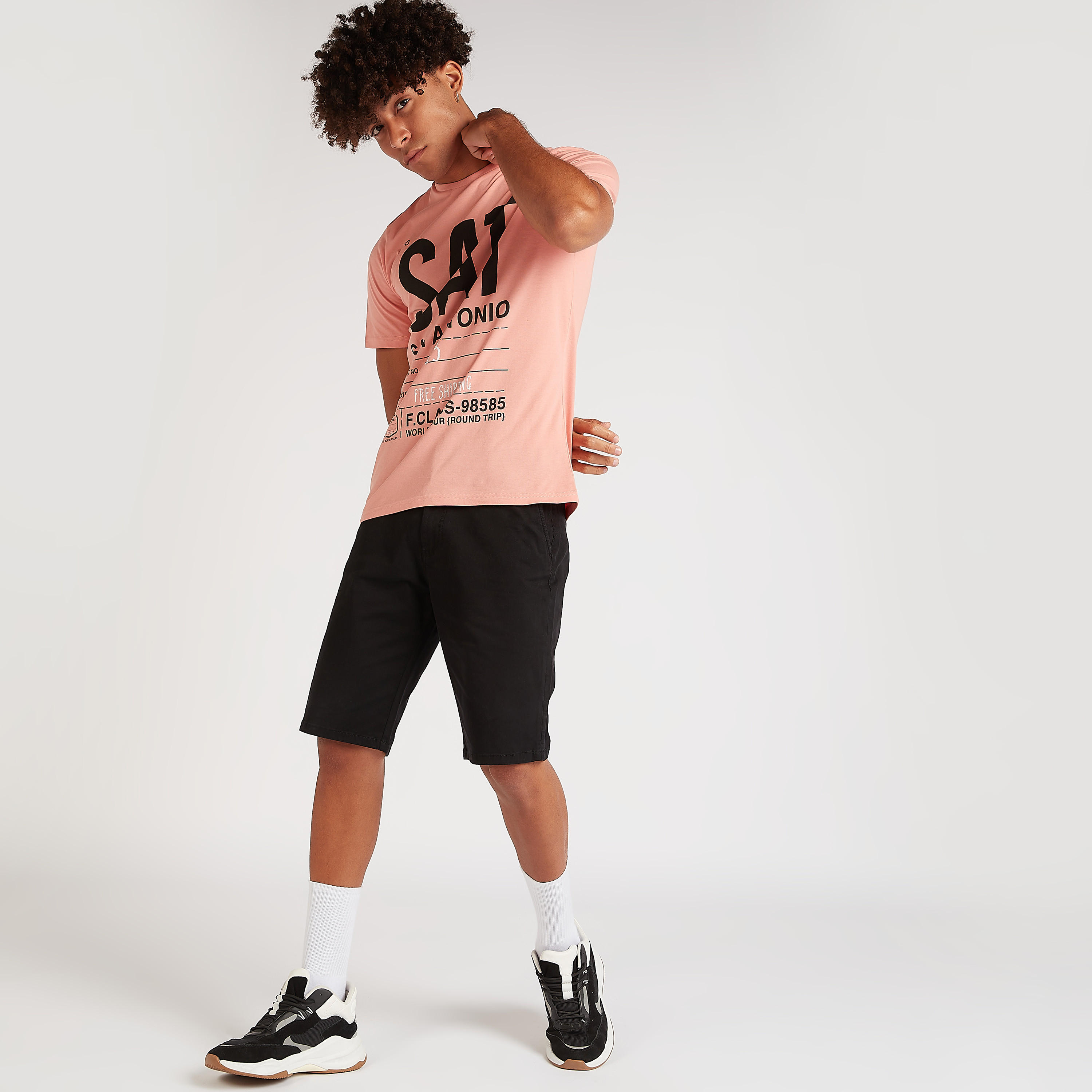 تيشيرت بياقة ضيّقة وأكمام قصيرة وطبعات-men-clothing-tshirtsandpolos-tshirts-image-1