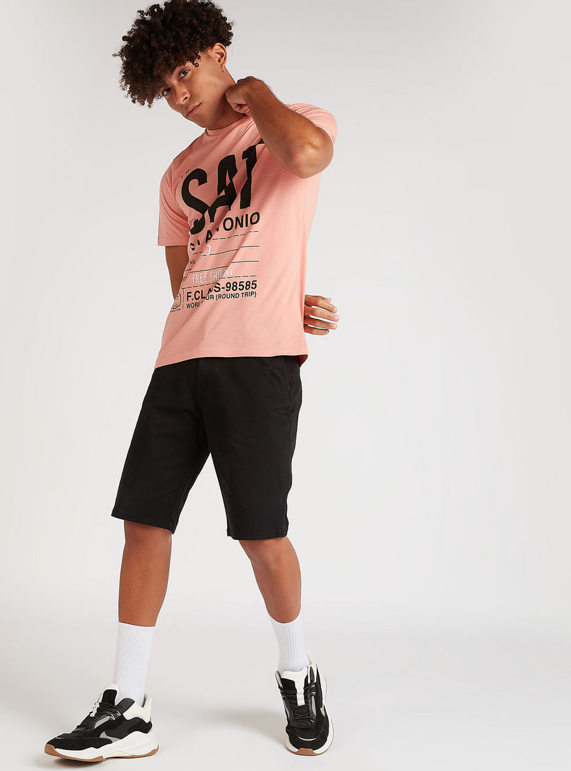 تيشيرت بياقة ضيّقة وأكمام قصيرة وطبعات-men-clothing-tshirtsandpolos-tshirts-image-1