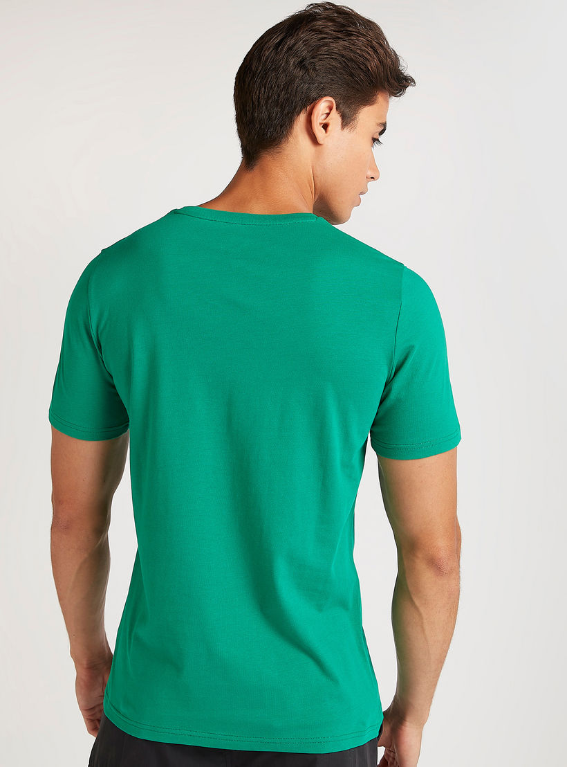 تيشيرت بياقة ضيّقة وأكمام قصيرة وطبعات-men-clothing-tshirtsandpolos-tshirts-image-2