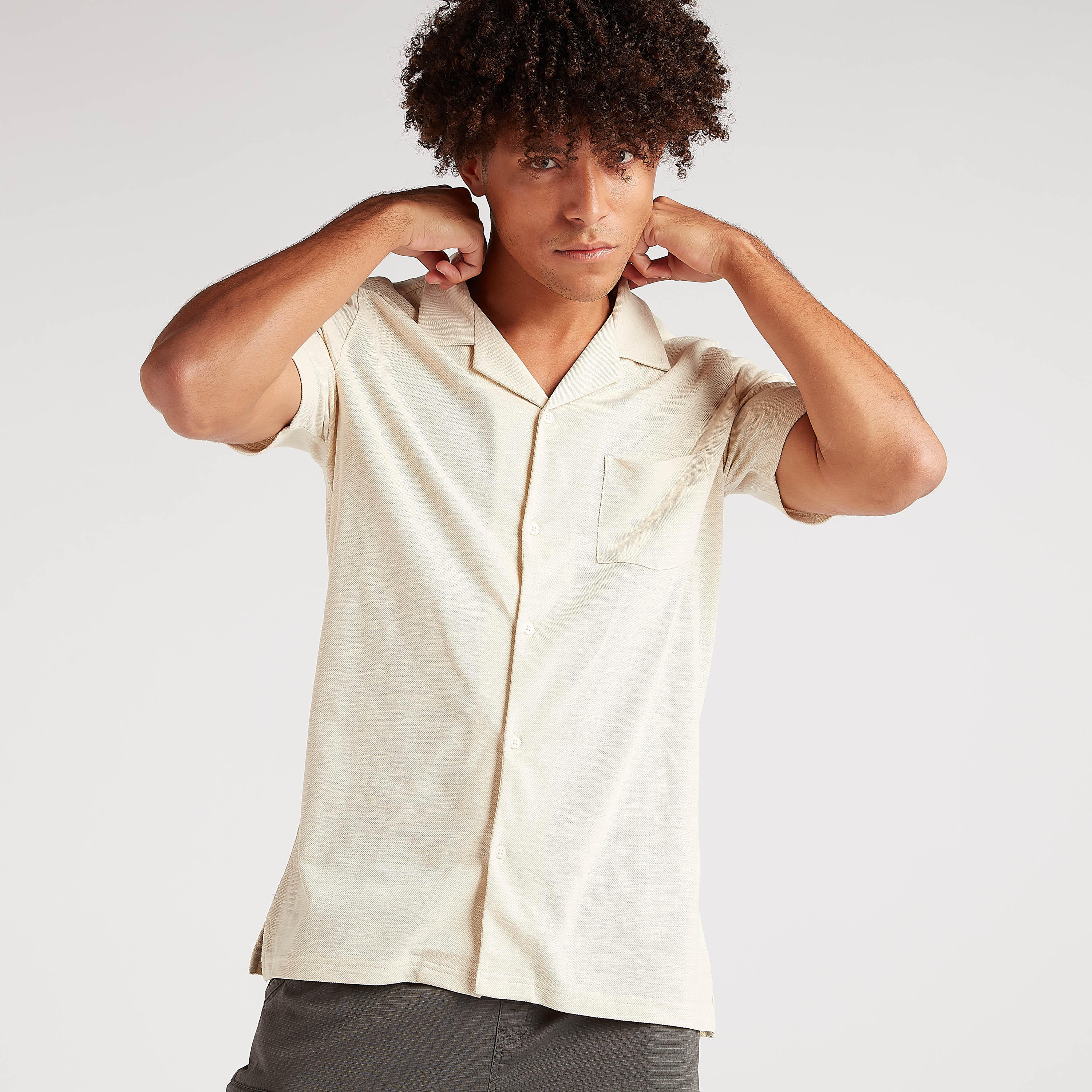 قميص بارز الملمس بأكمام قصيرة وجيب على الصّدر-men-clothing-shirts-image-2