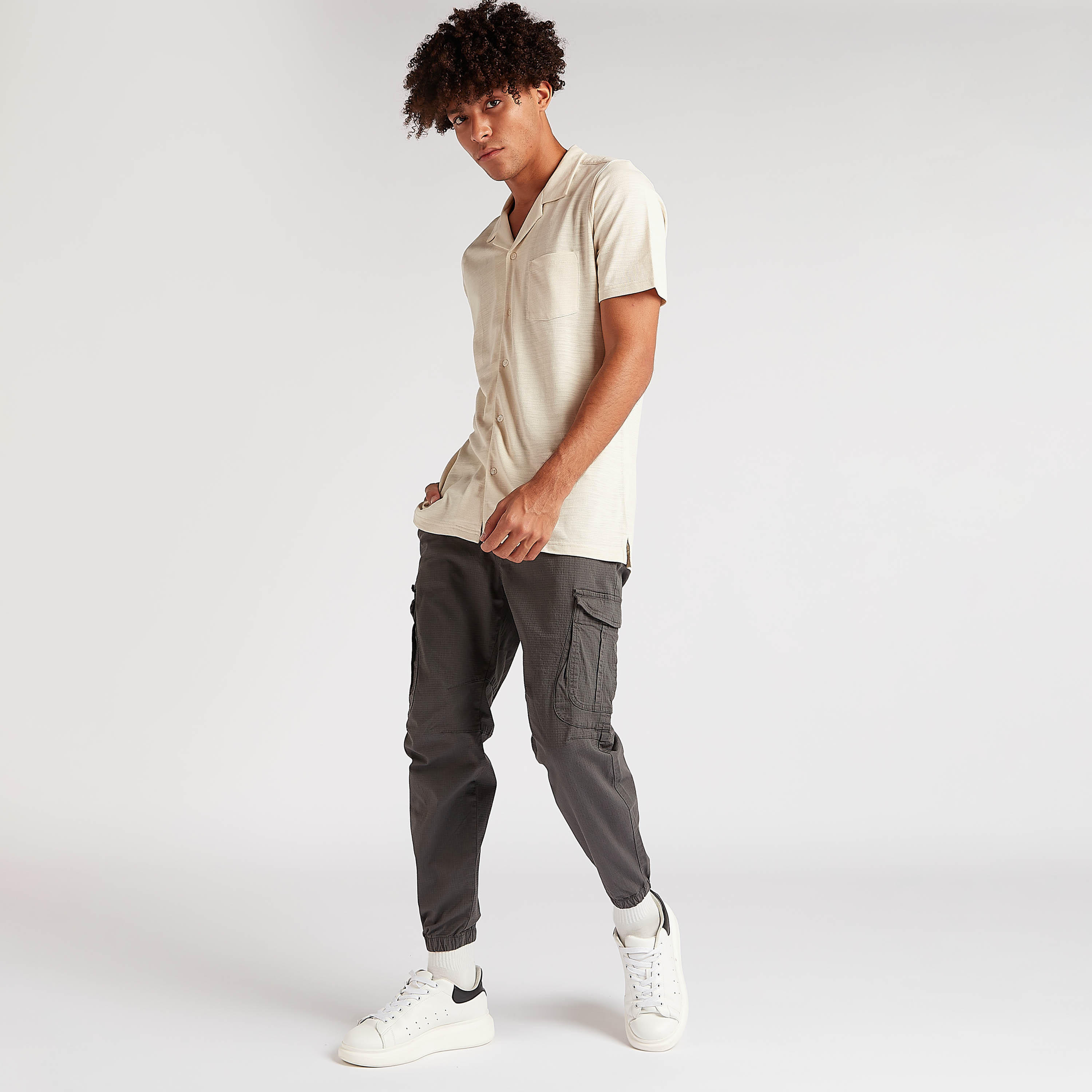 قميص بارز الملمس بأكمام قصيرة وجيب على الصّدر-men-clothing-shirts-image-3